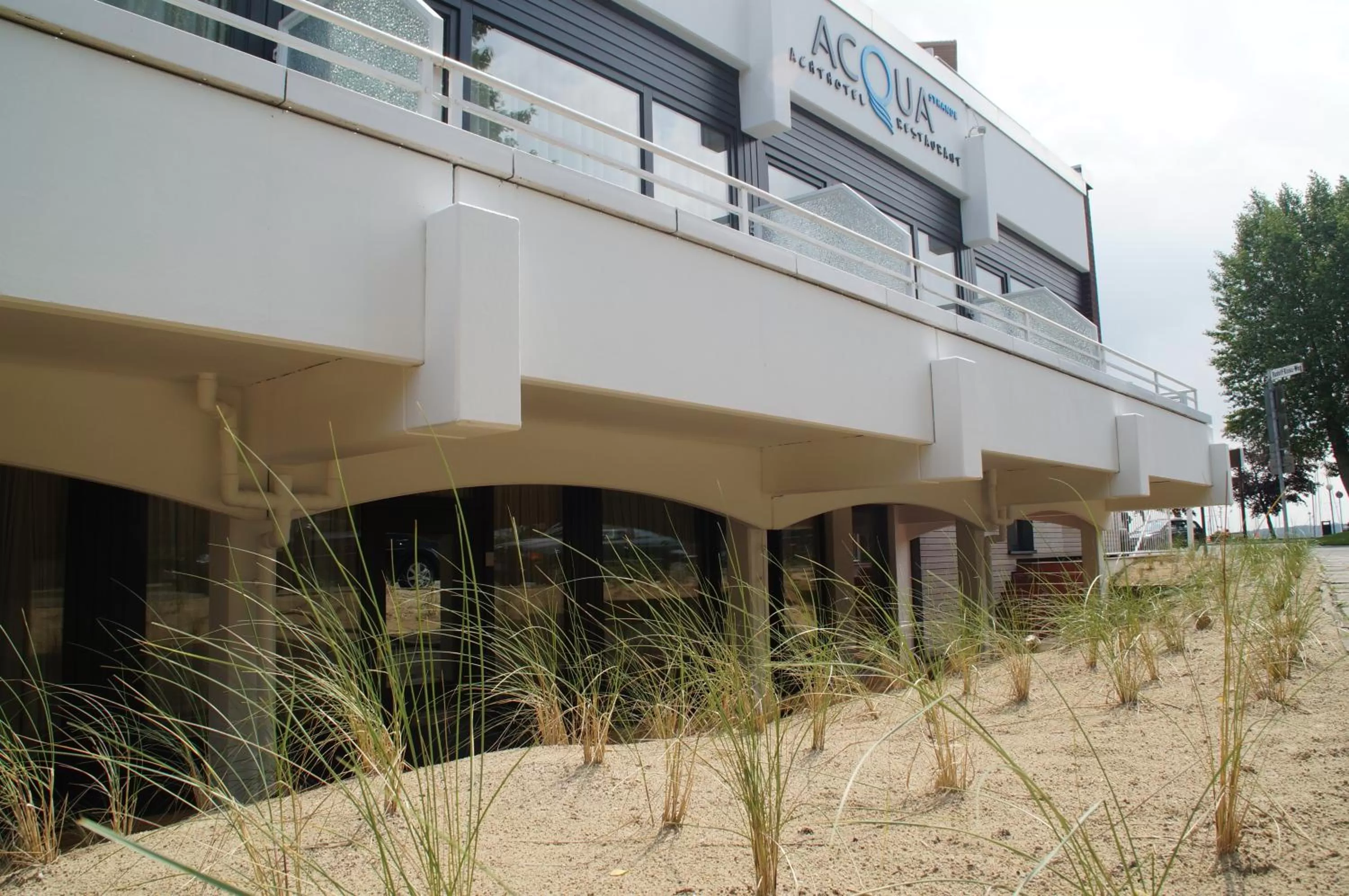 Facade/entrance in ACQUA Strande Yachthotel & Restaurant