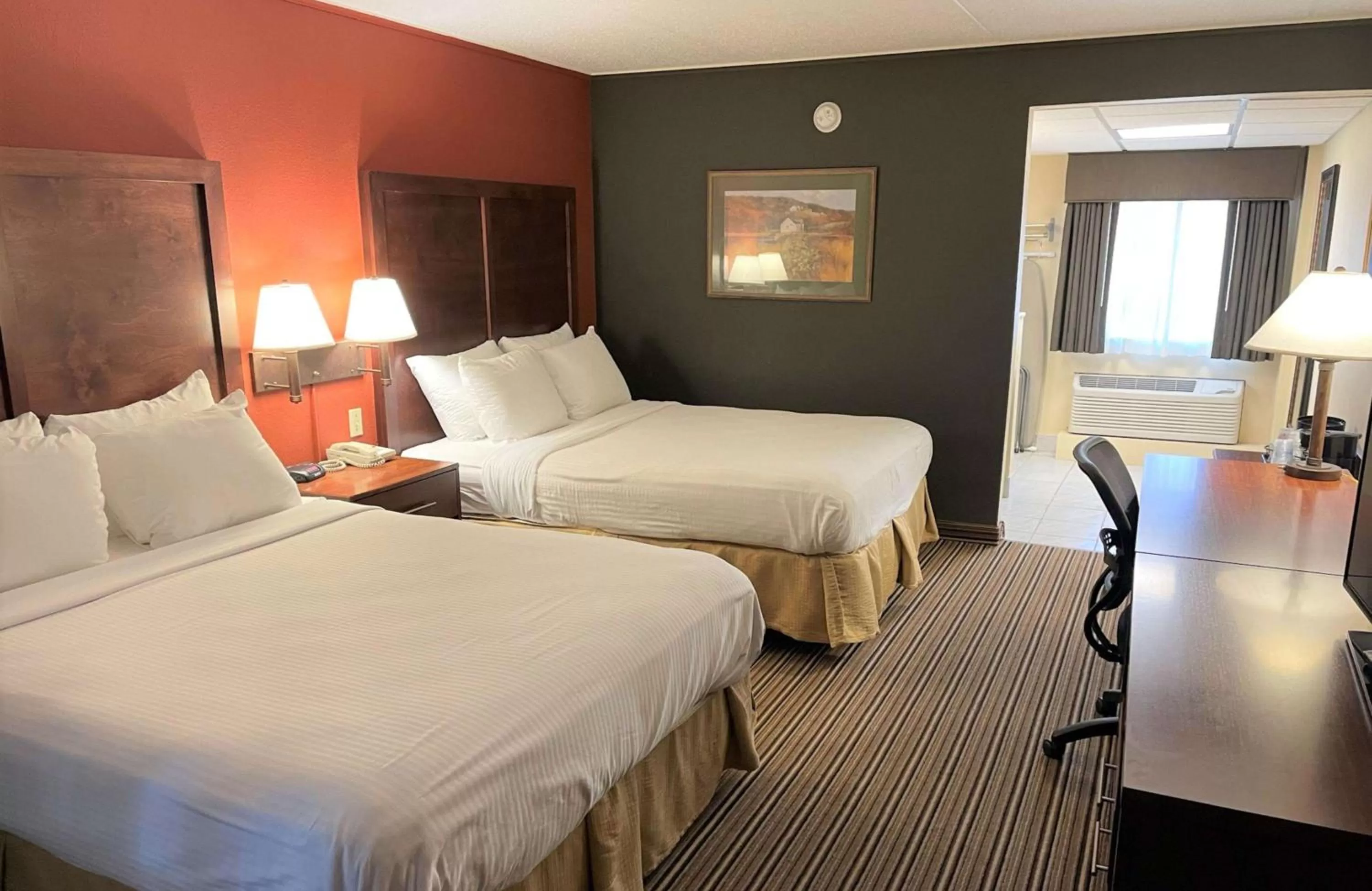 Bedroom, Bed in Crossroads Hotel & Event Center
