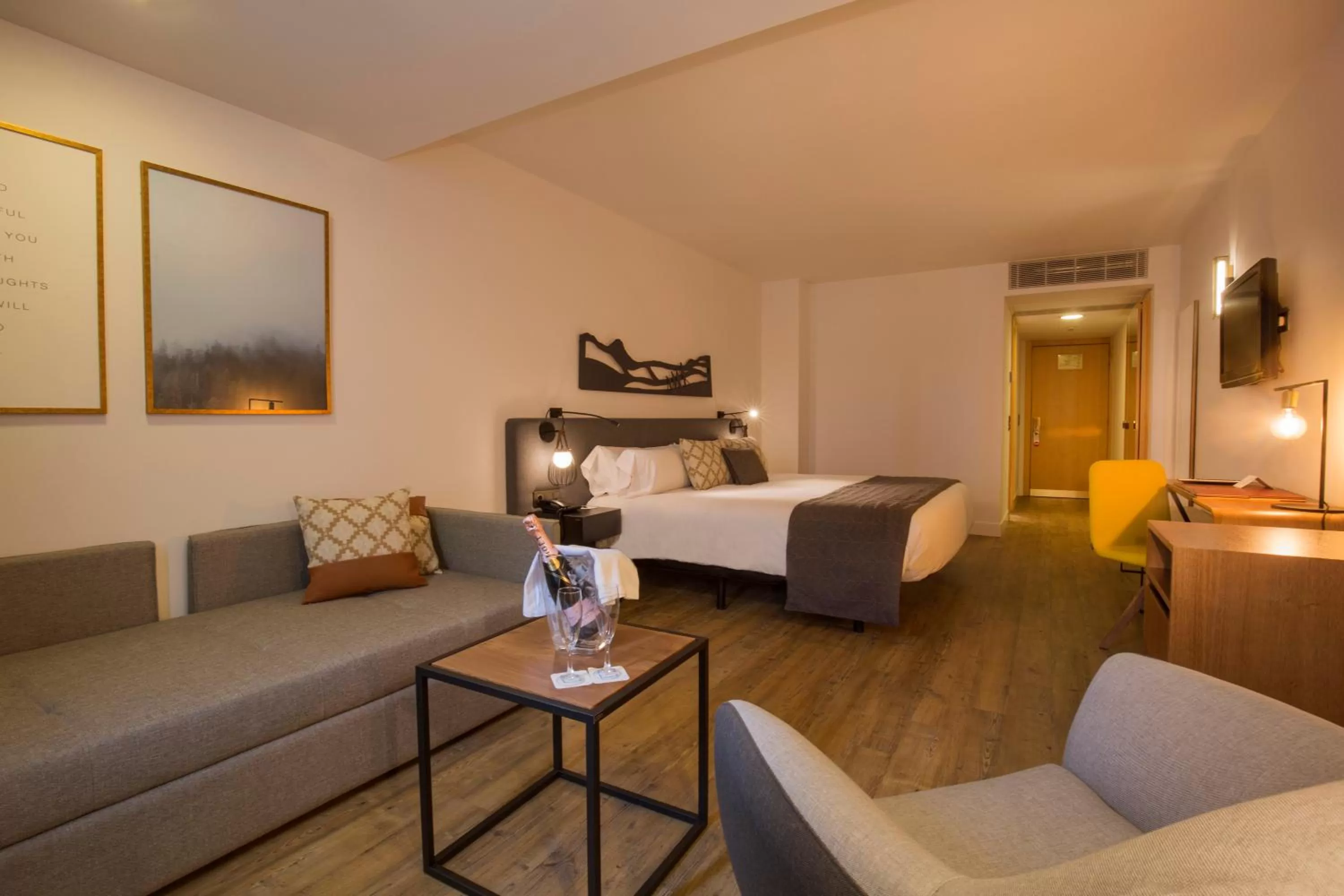 Photo of the whole room, Bed in Yomo Centric