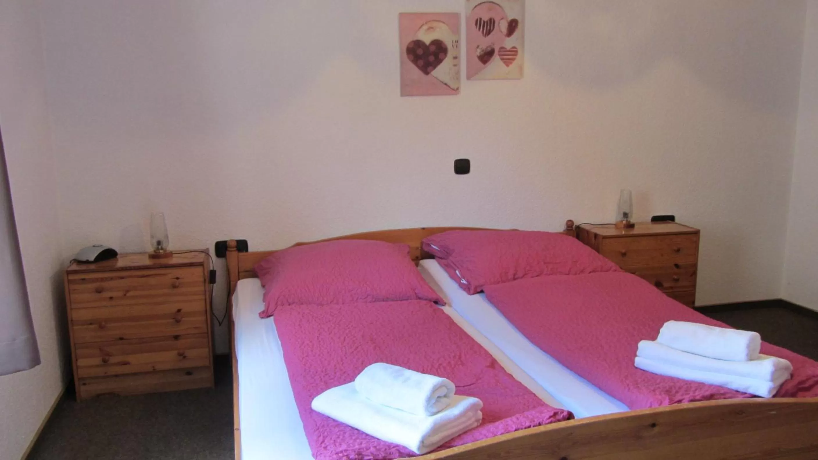 Bedroom, Bed in Grüner Baum