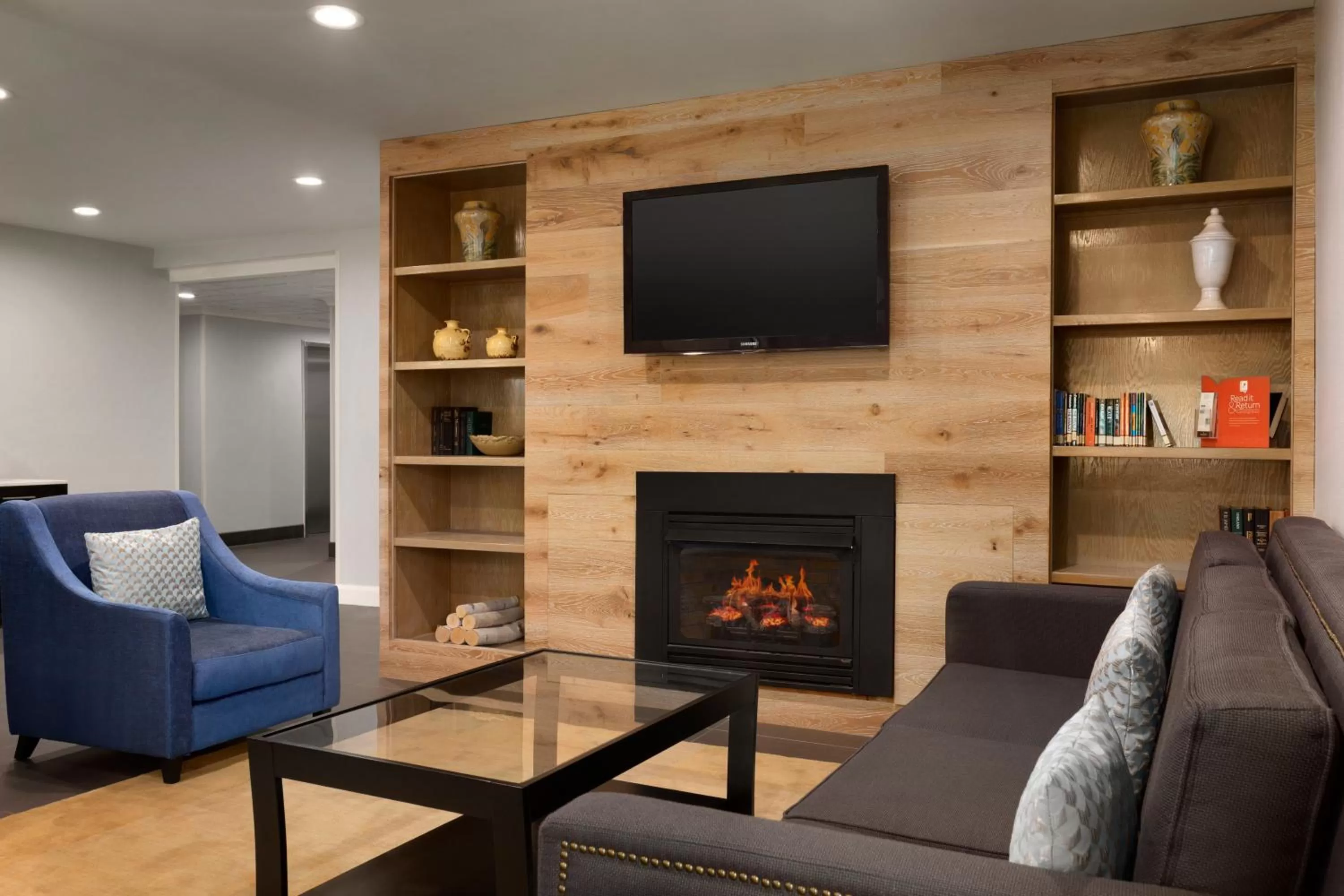 Communal lounge/ TV room in Flamingo Inn & Suites Vero Beach I-95