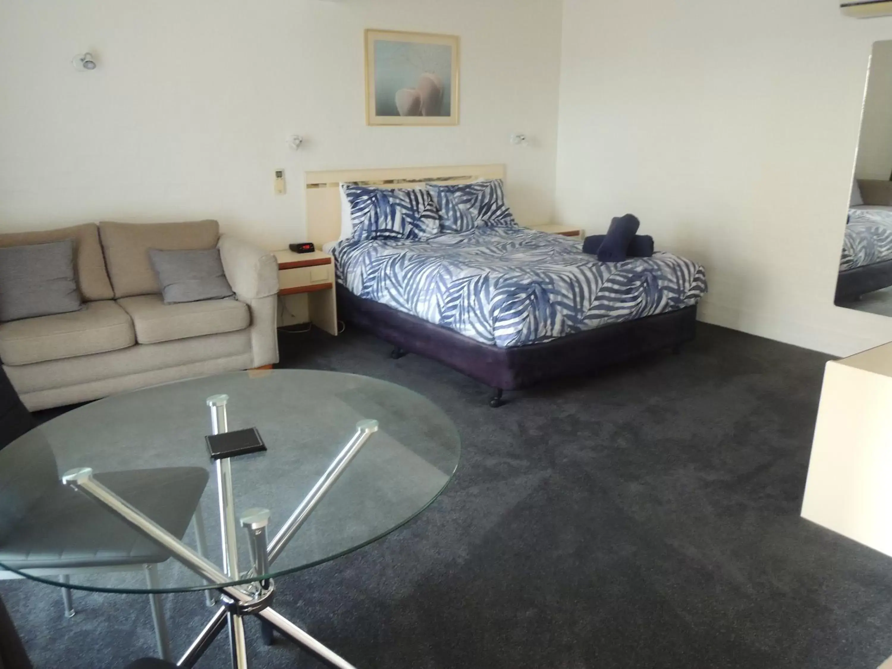 Deluxe Queen Room in Argyle Terrace Motor Inn Deluxe Queen Room in Argyle Terrace Motor Inn