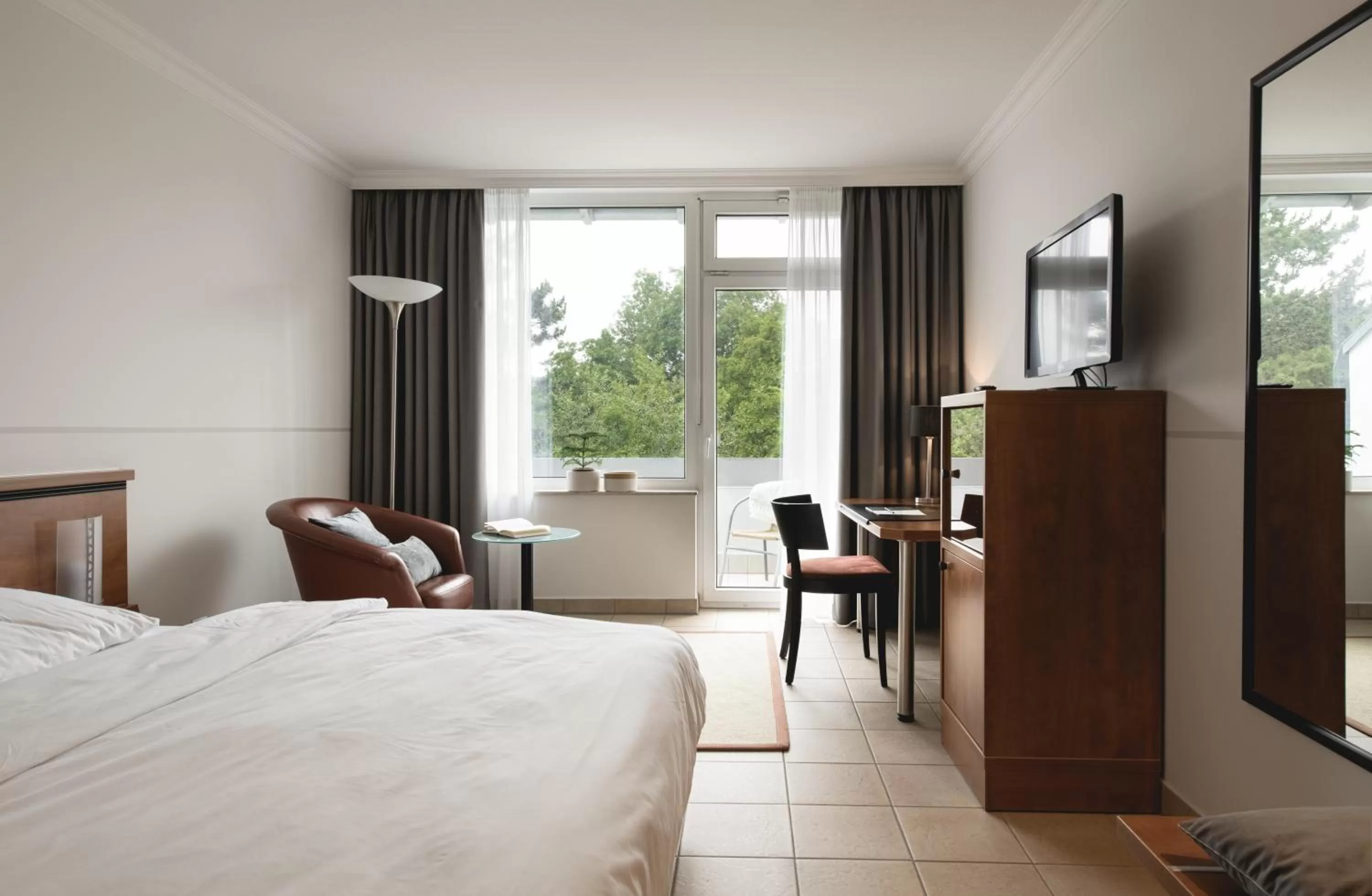 Photo of the whole room, Bed in Hotel VierJahreszeiten am Seilersee