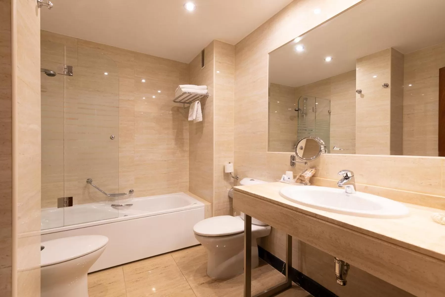 Bathroom in Hotel San Juan de los Reyes