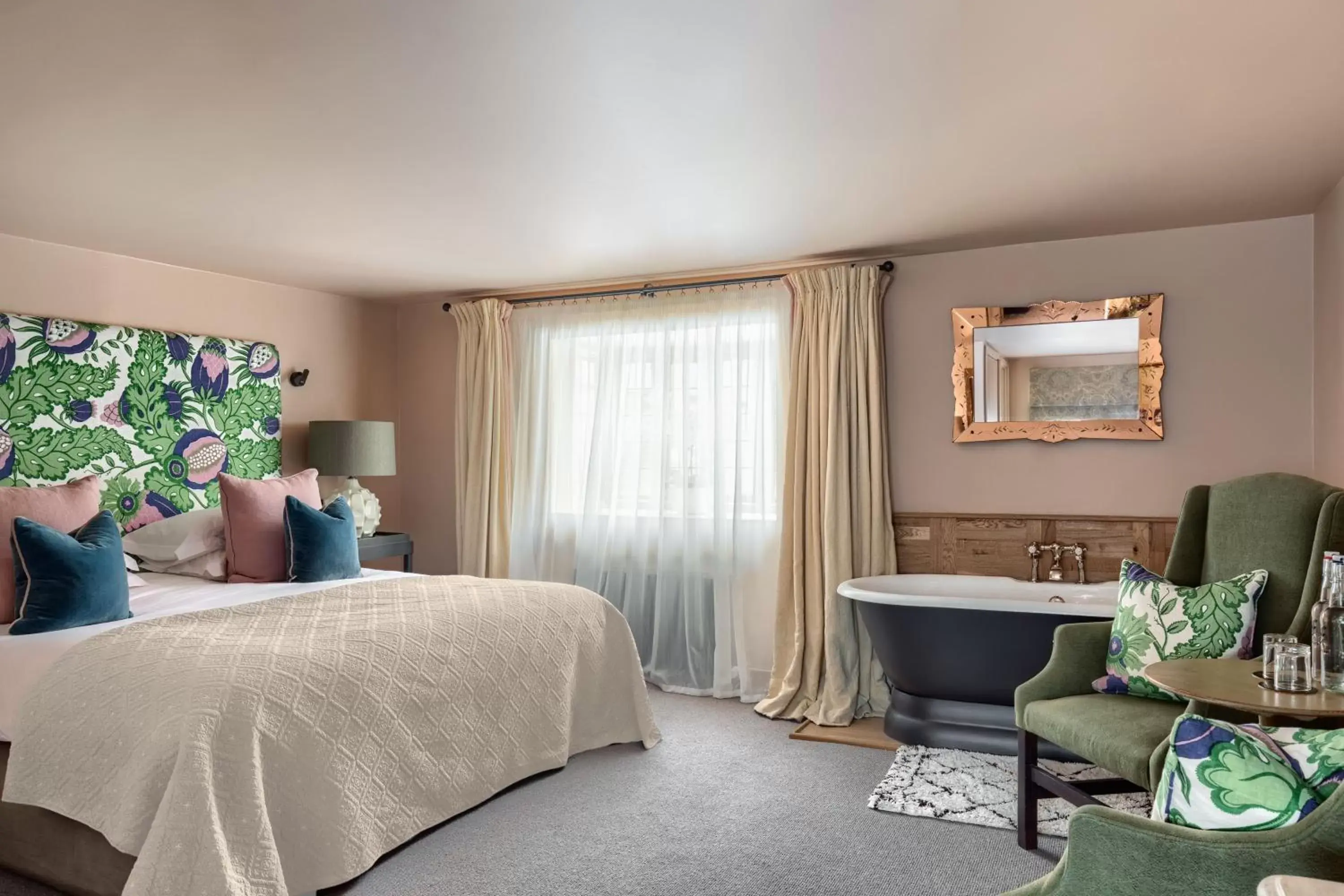 Deluxe Double Room with Bath in The Falstaff in Canterbury Deluxe Double Room with Bath in The Falstaff in Canterbury