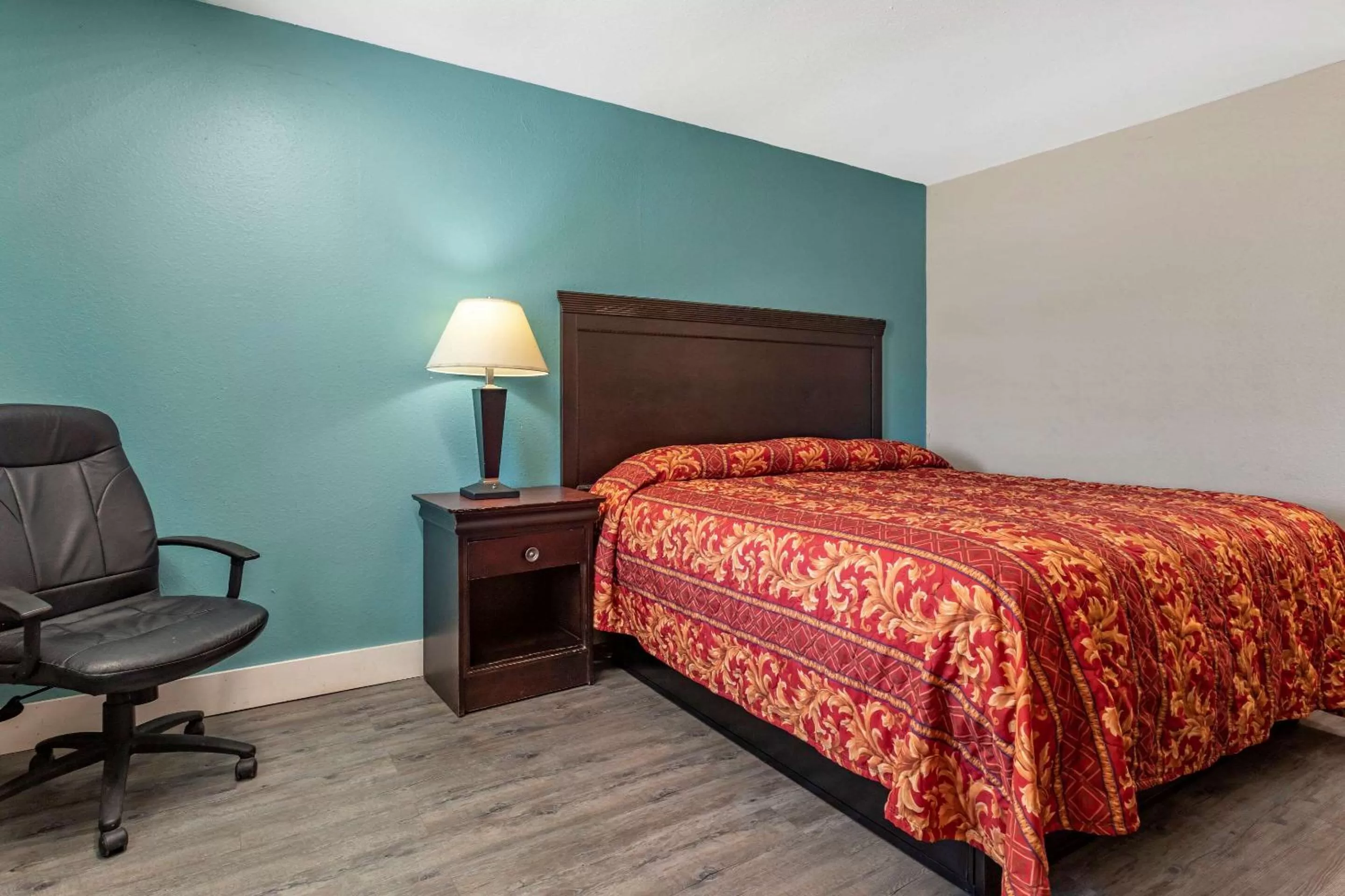 Photo of the whole room, Bed in Rodeway Inn Caldwell