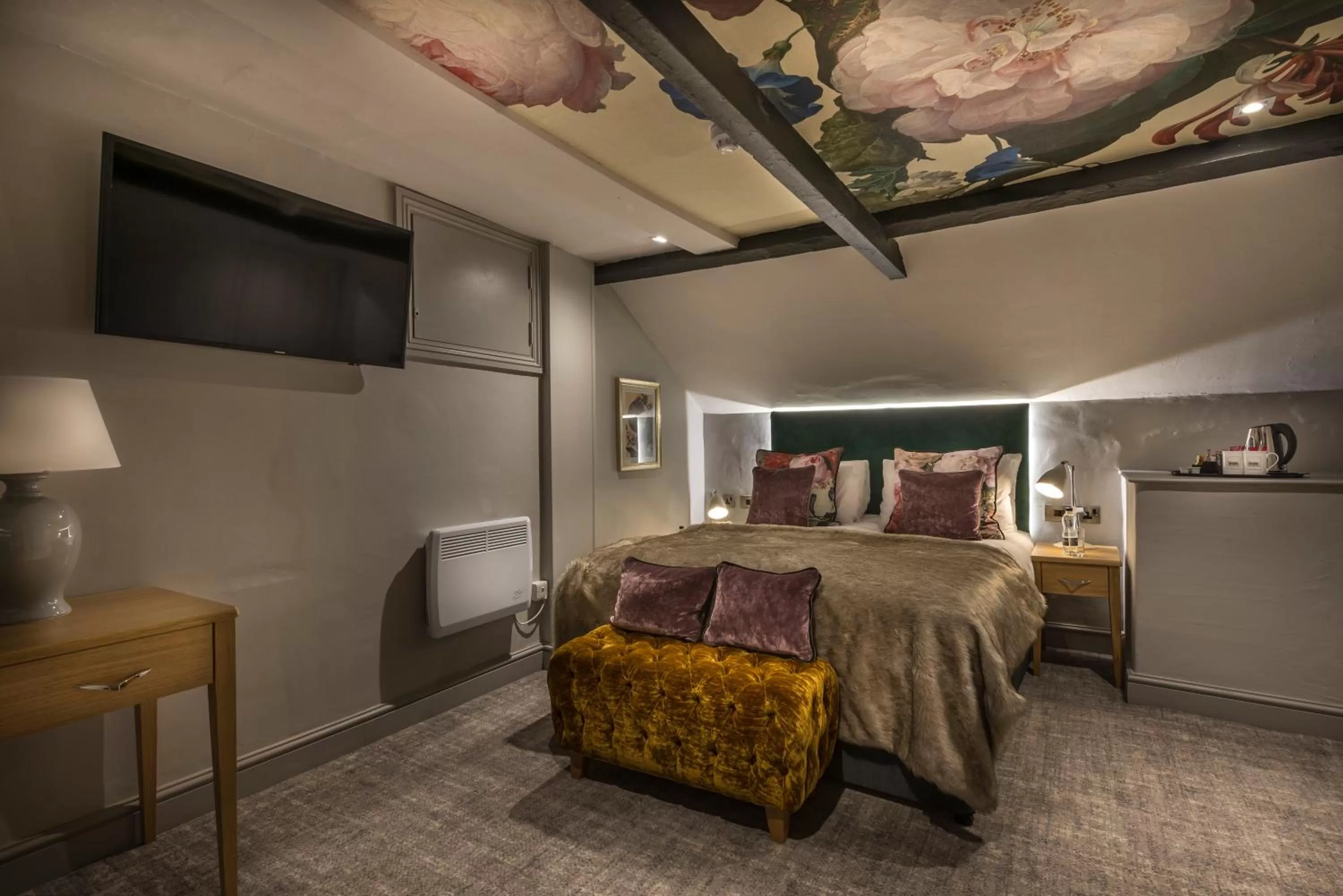 Bedroom, Bed in The Three Swans Hotel, Hungerford, Berkshire - The Coaching Inn Group