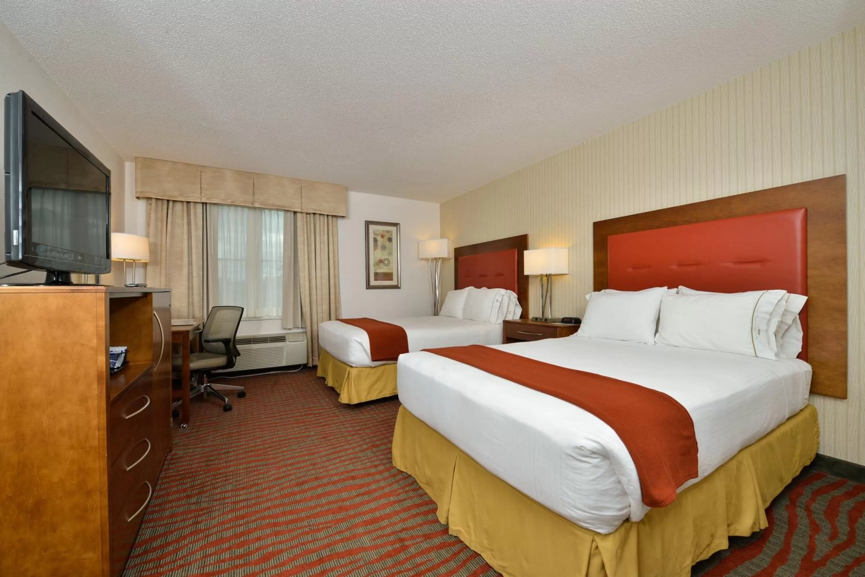 Photo of the whole room, Bed in Holiday Inn Express Boston-Milford by IHG