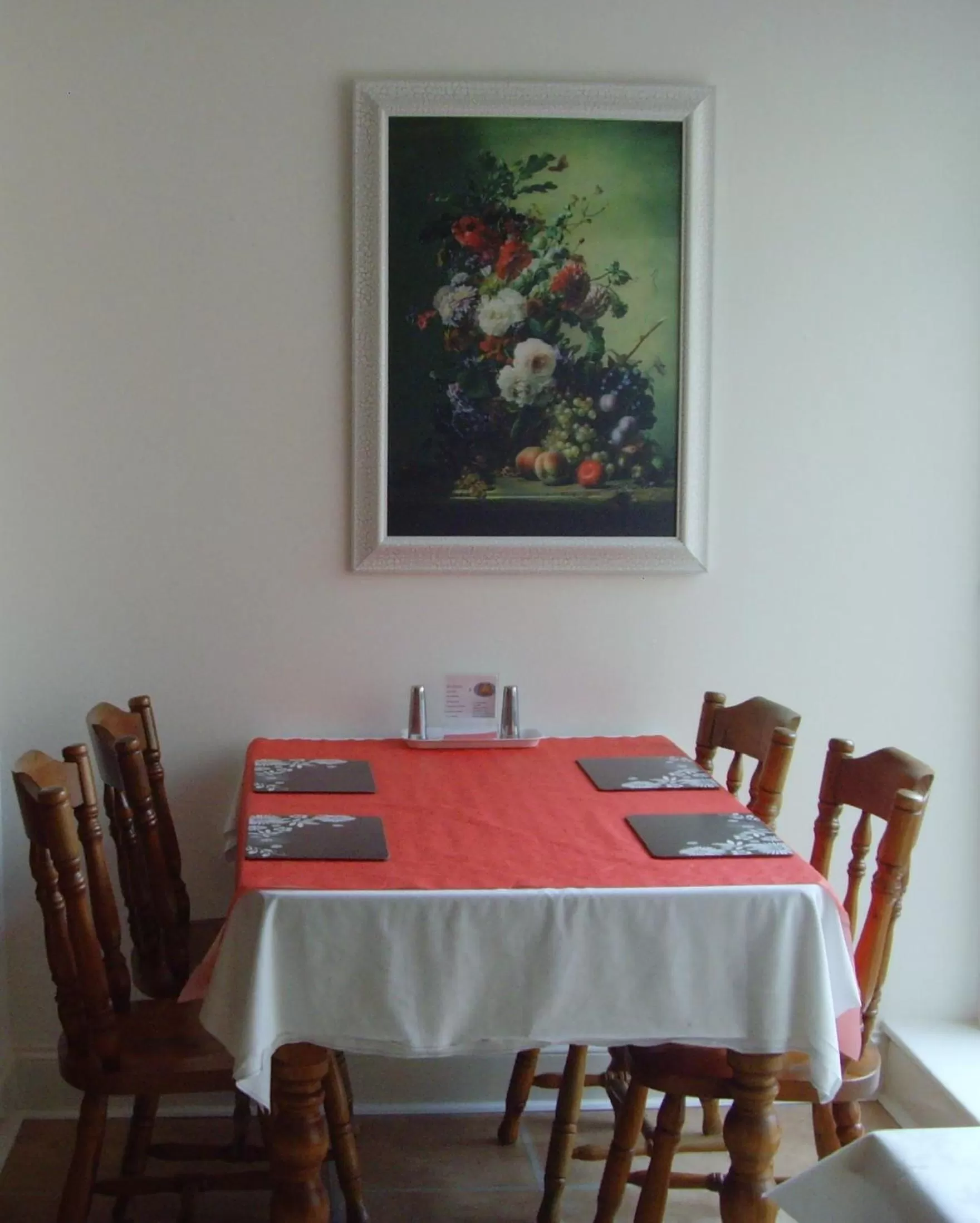 Restaurant/places to eat in Twin Lions Hotel