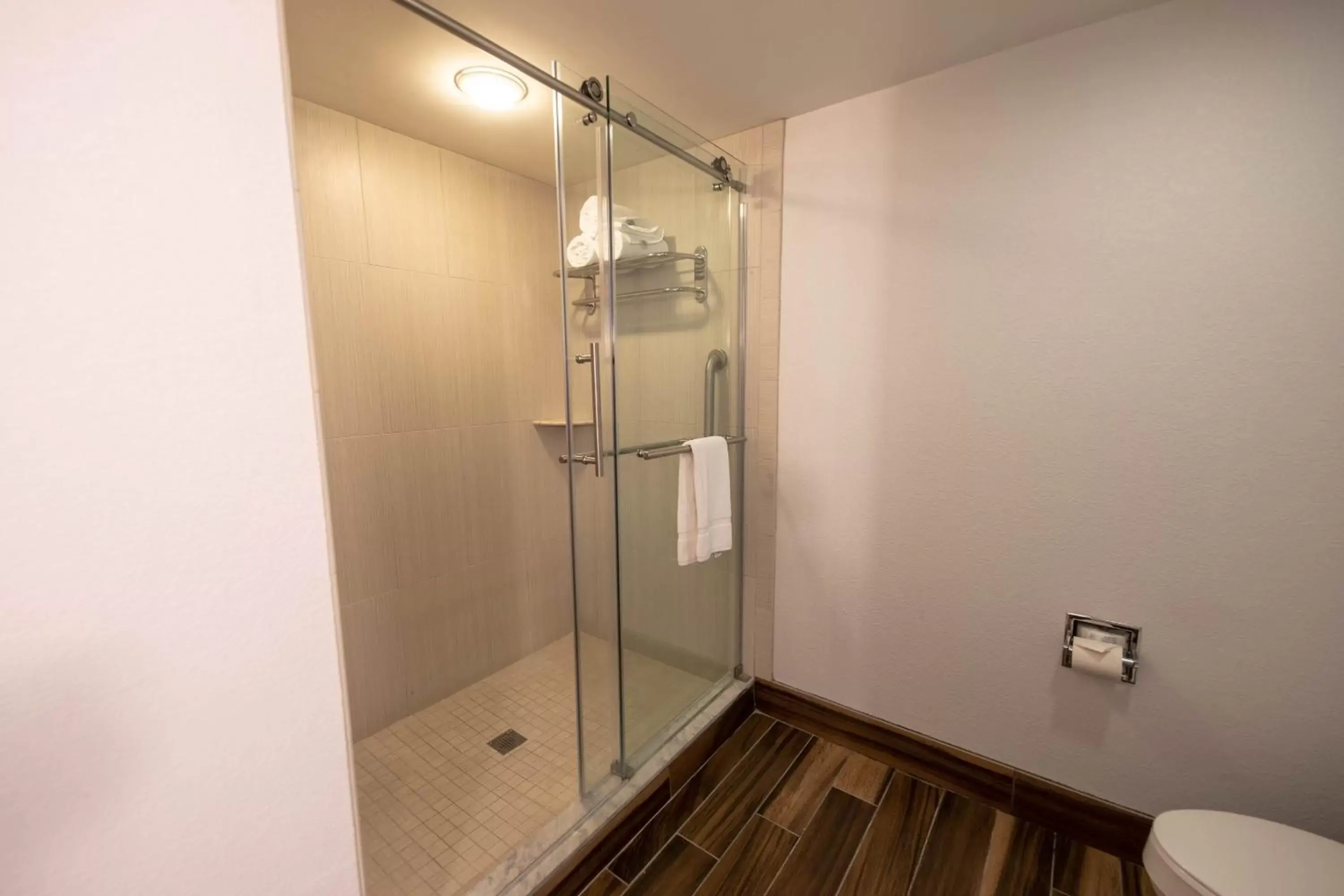 Leisure King Room - Non-Smoking in Holiday Inn Manahawkin/Long Beach Island by IHG Leisure King Room - Non-Smoking in Holiday Inn Manahawkin/Long Beach Island by IHG