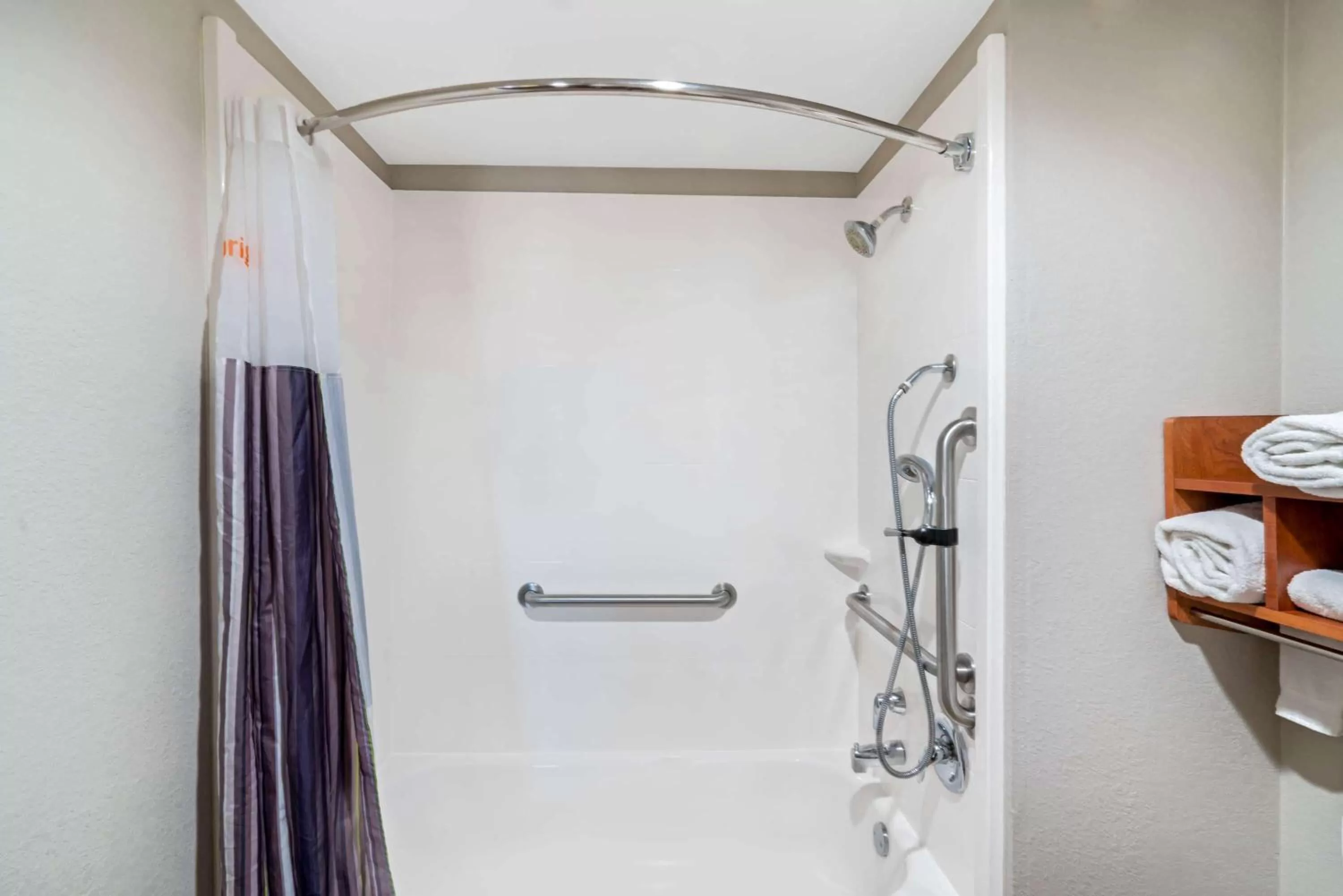 Bathroom in La Quinta by Wyndham Knoxville North I-75