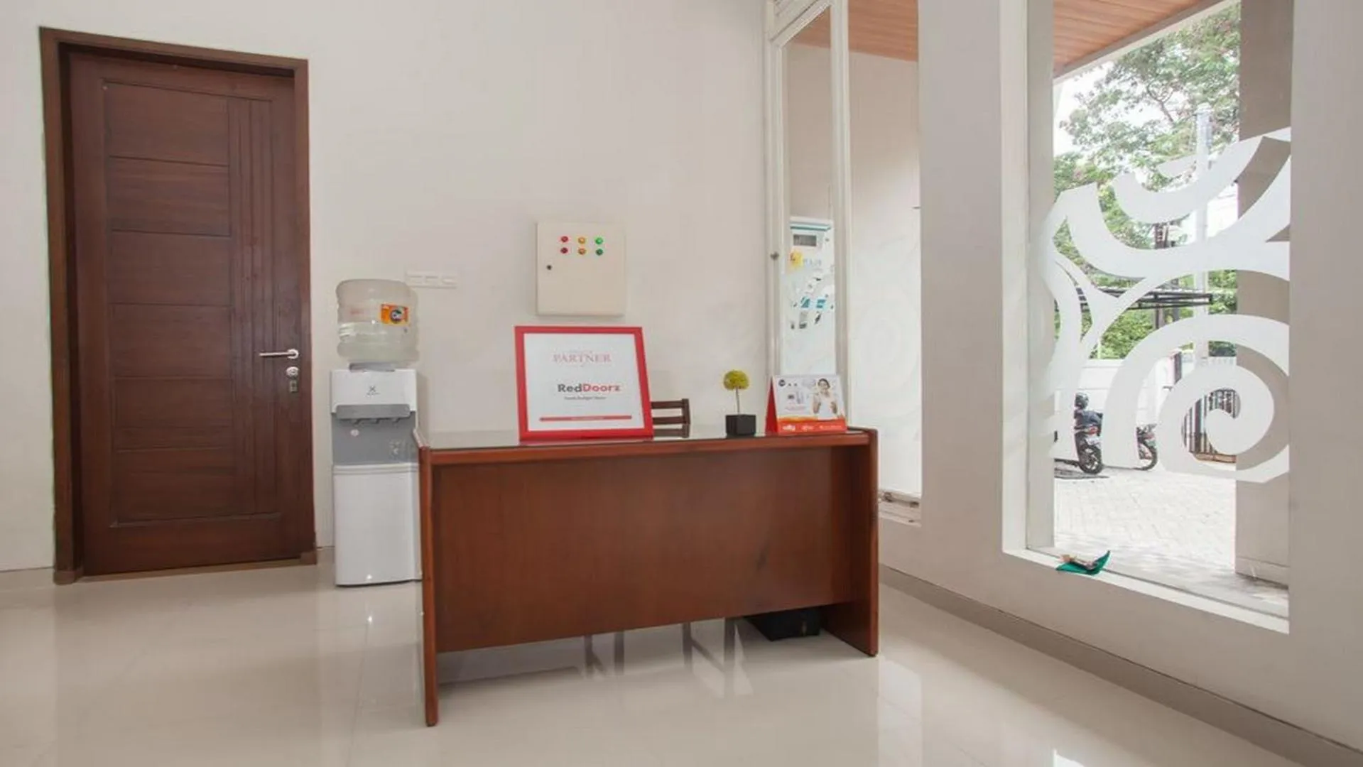 Lobby or reception in RedDoorz Syariah near Universitas Negeri Malang