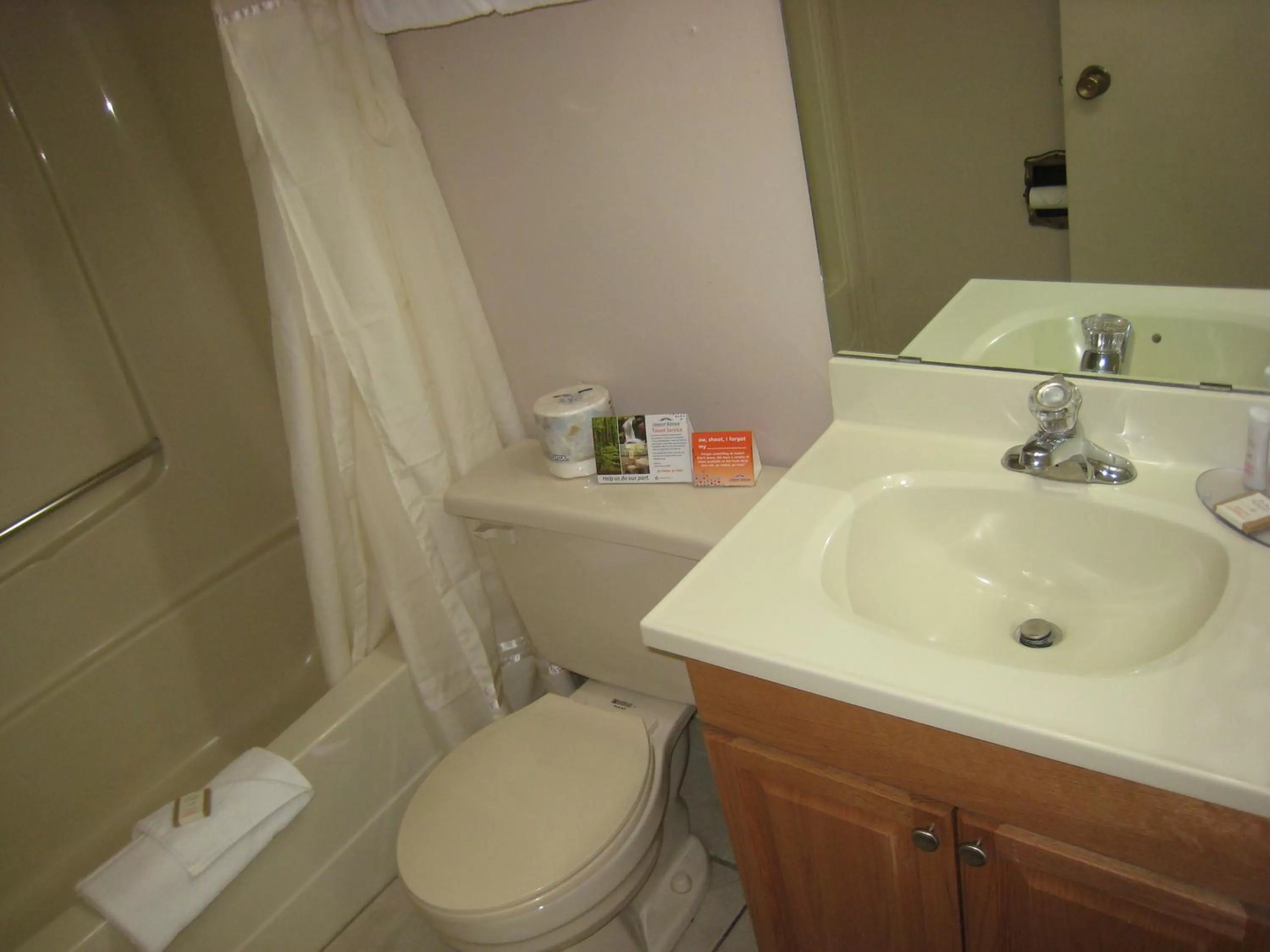 Deluxe Queen Room in Canadas Best Value Inn & Suites-Vernon