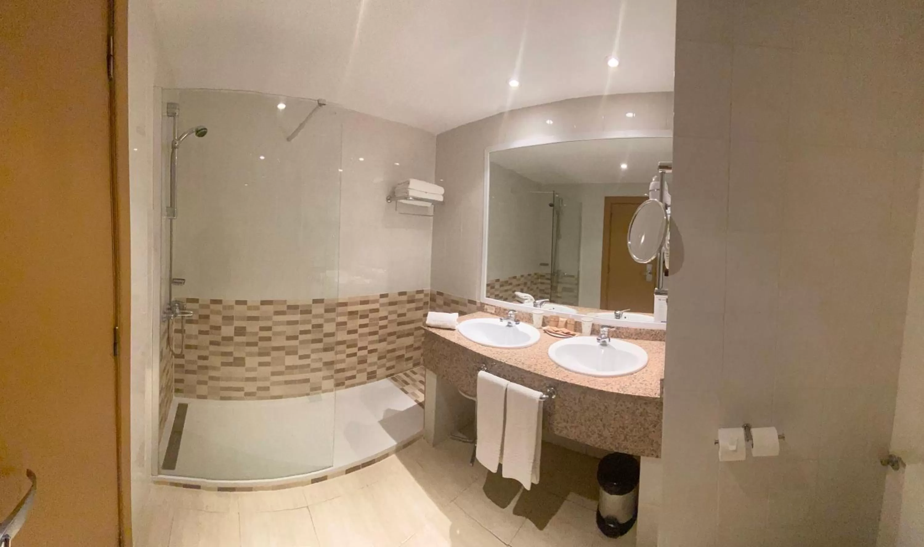 Toilet in Beatriz Toledo Auditorium & Spa