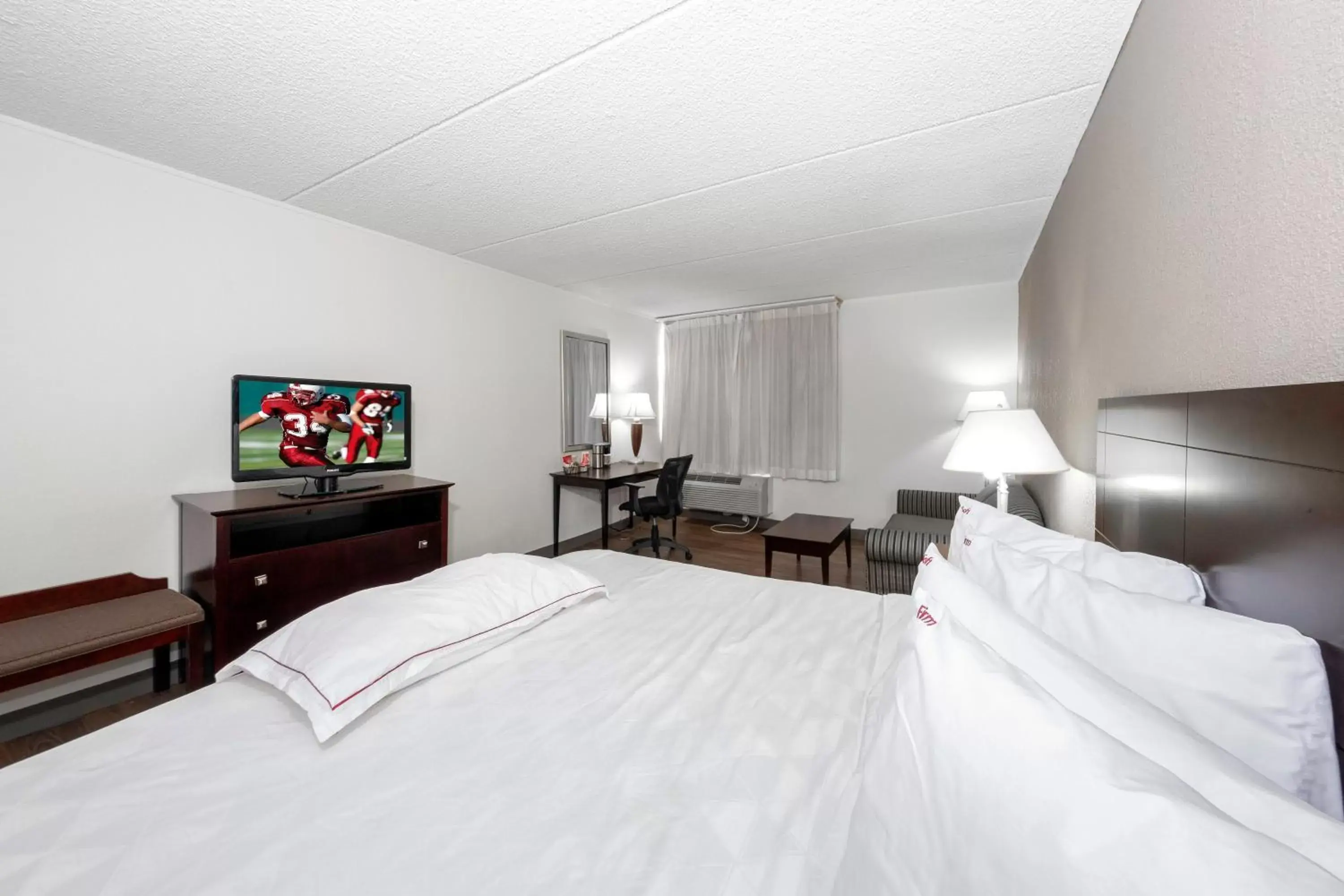 Premium King Room with Jetted Tub Smoke Free in Red Roof Inn PLUS Newark Liberty Airport - Carteret Premium King Room with Jetted Tub Smoke Free in Red Roof Inn PLUS Newark Liberty Airport - Carteret