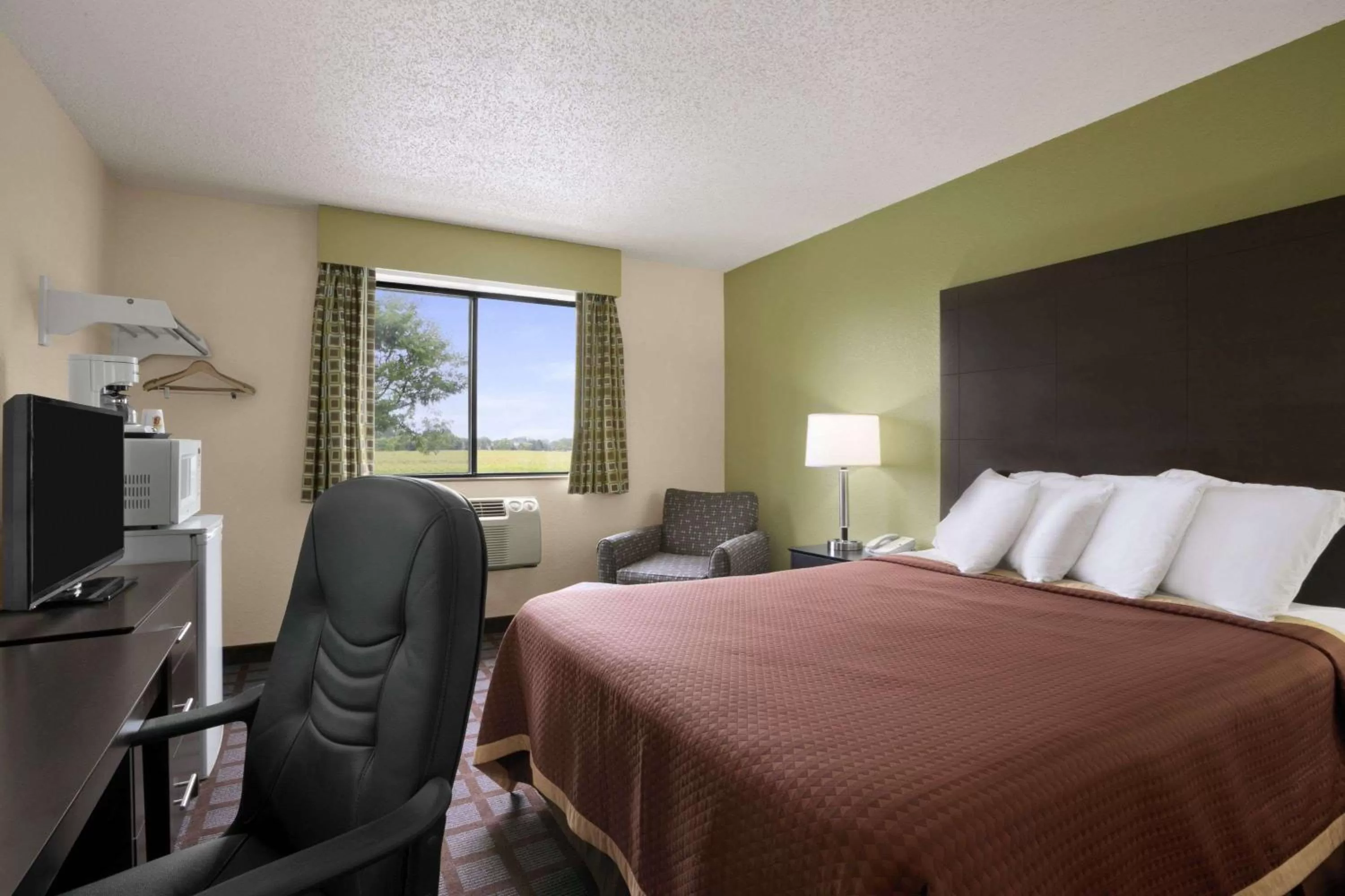 Photo of the whole room, Bed in Super 8 by Wyndham Saginaw
