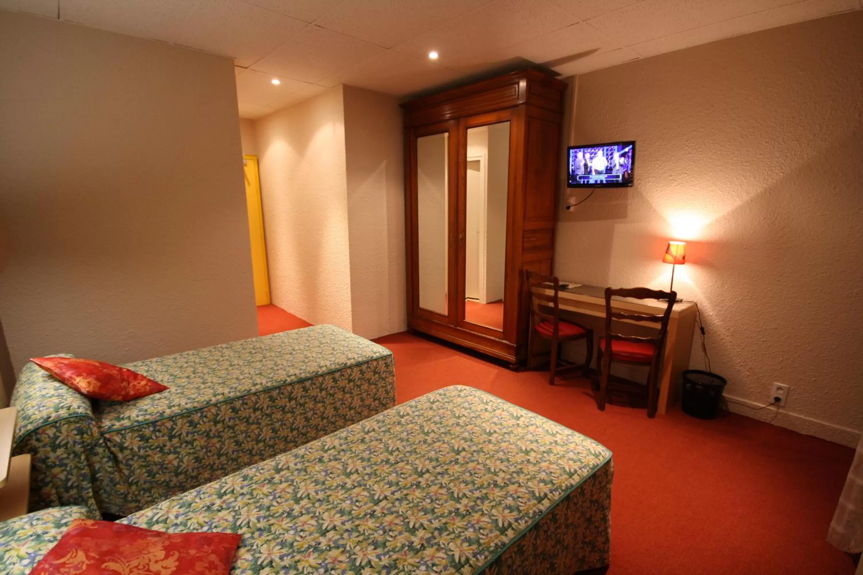 Photo of the whole room, Bed in Logis Hotel L'ange Couronne