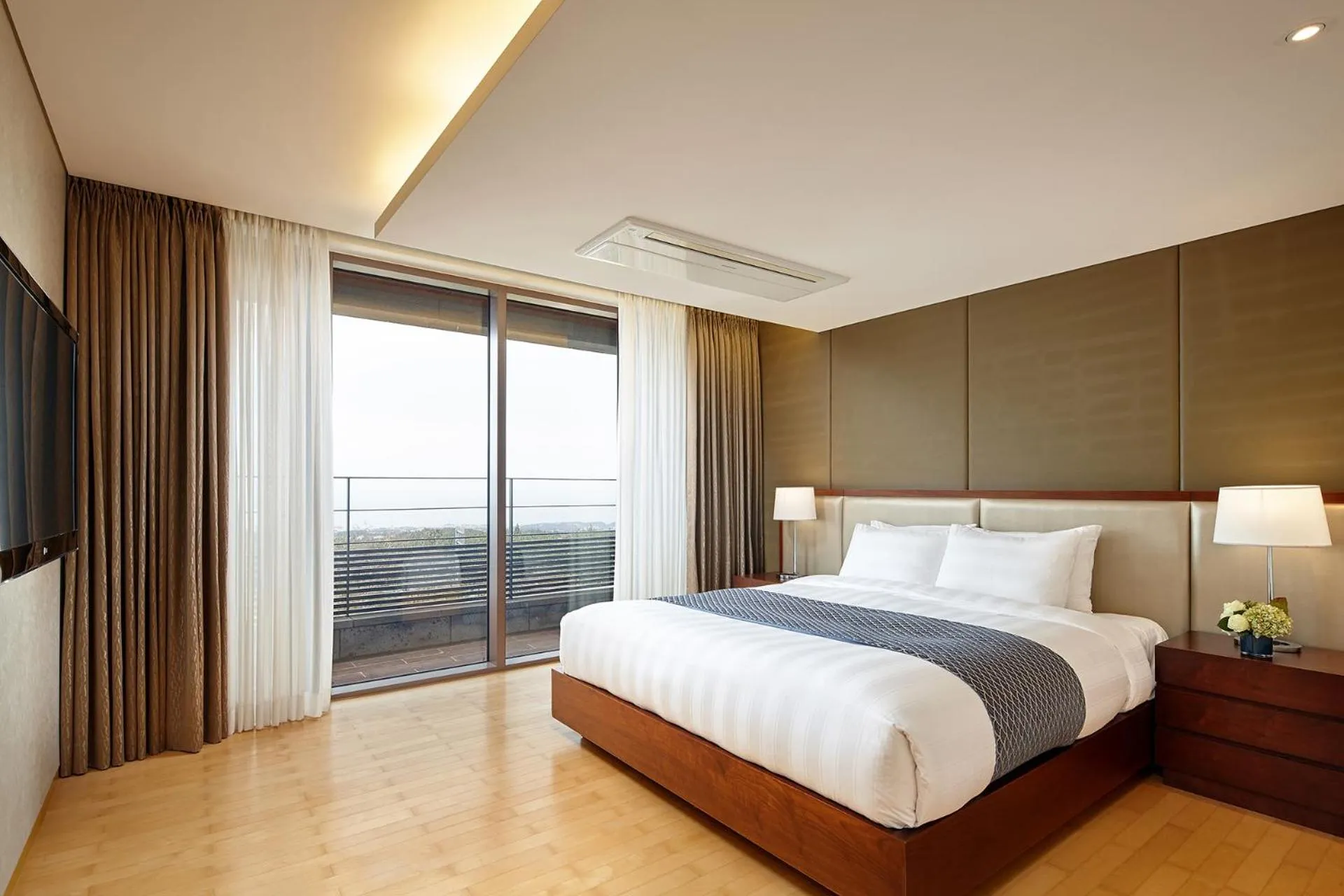 Bed in Lotte Resort Jeju Artvillas