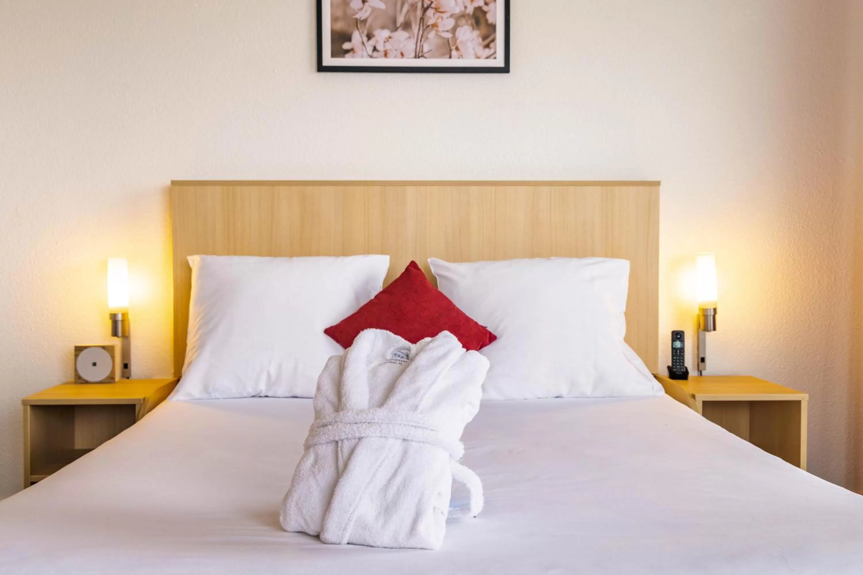 Bedroom, Bed in Novotel Senart Golf De Greenparc