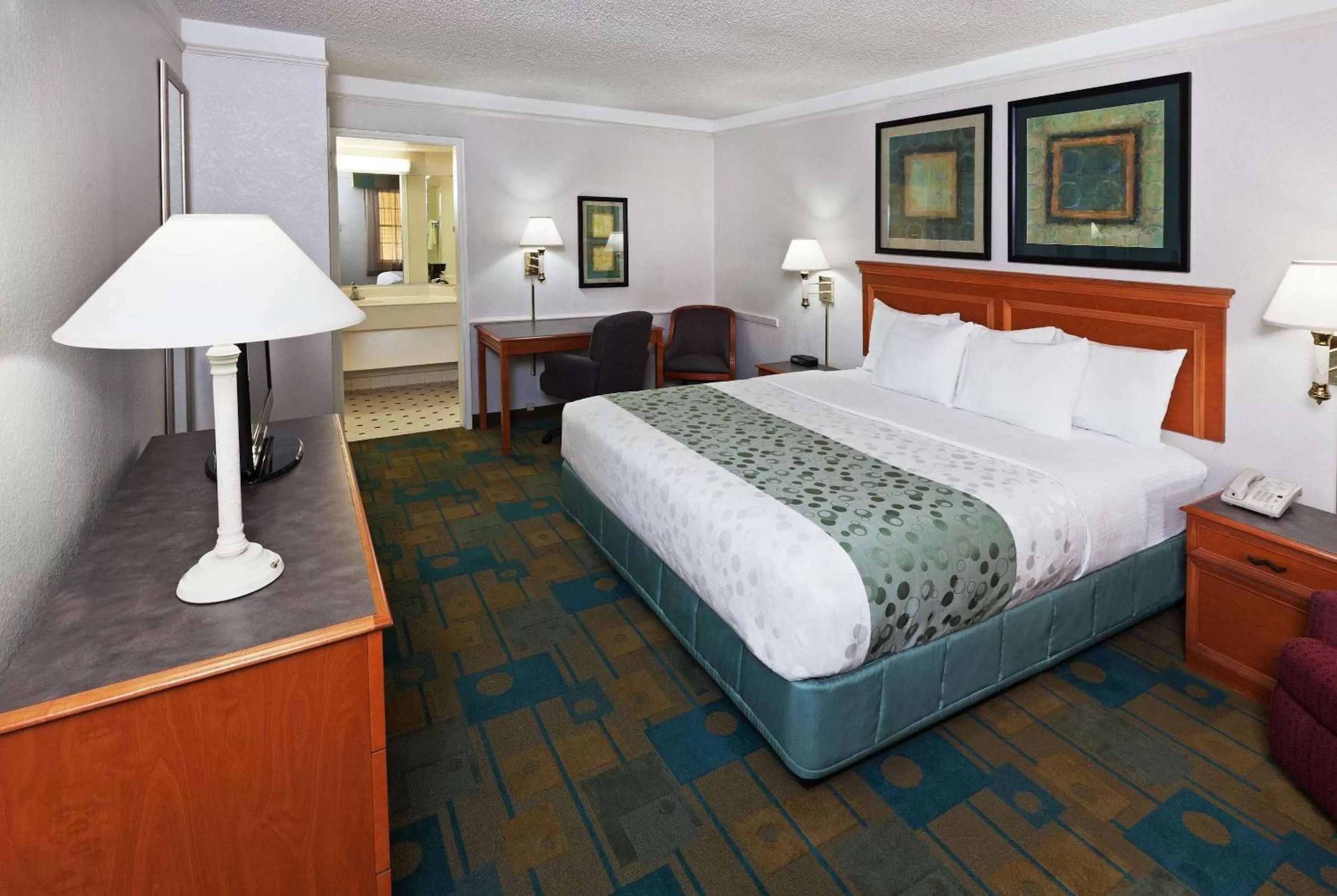 Photo of the whole room, Bed in La Quinta Inn by Wyndham Austin Oltorf
