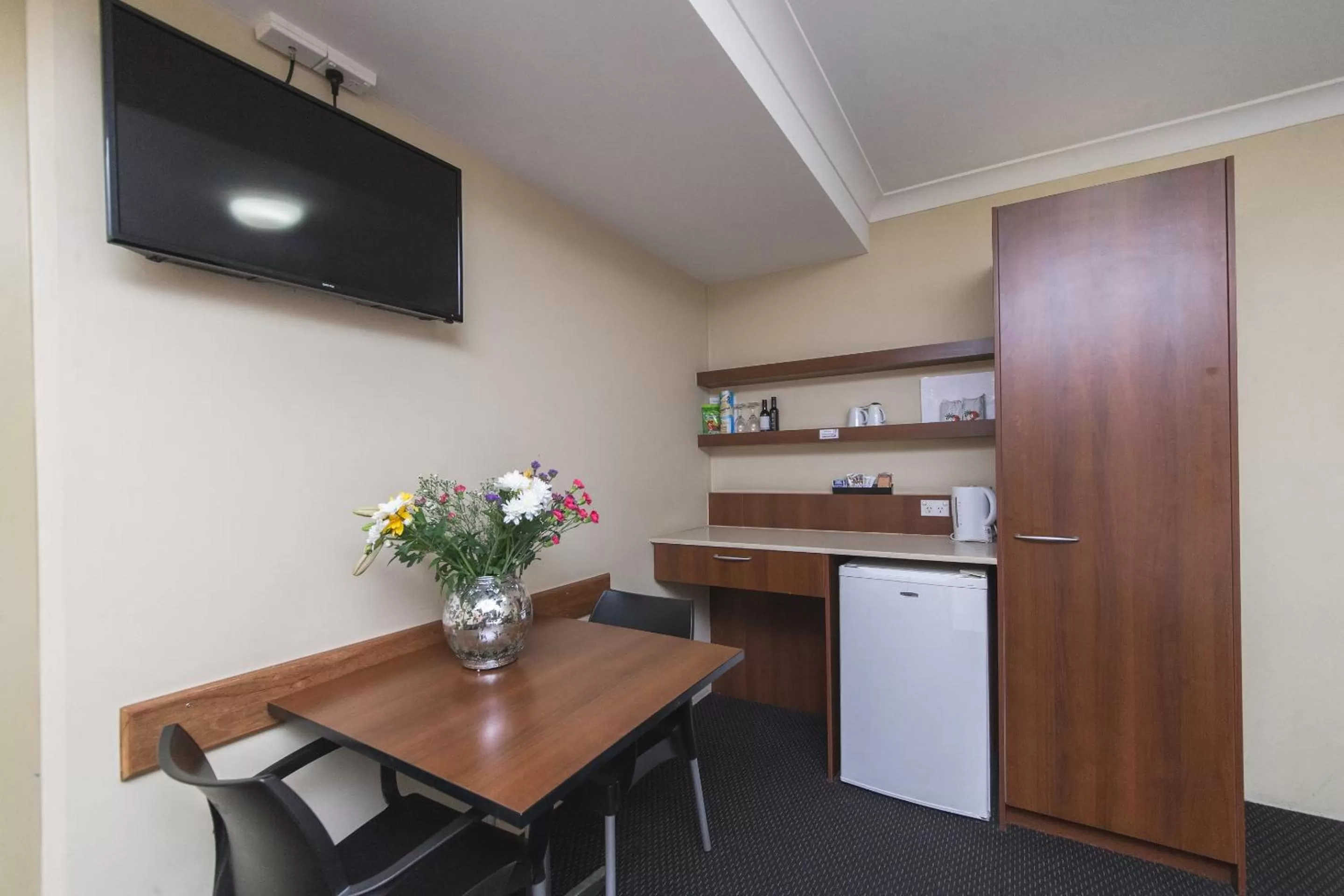 Coffee/tea facilities in Rocky Resort Motor Inn