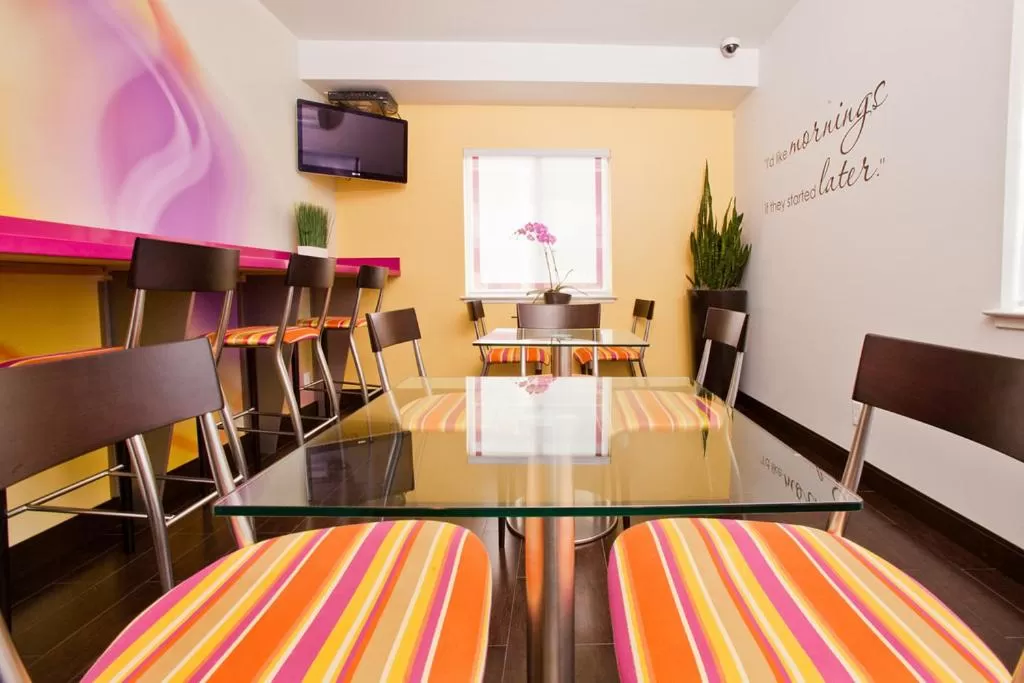 Lounge or bar in Menlo Park Inn