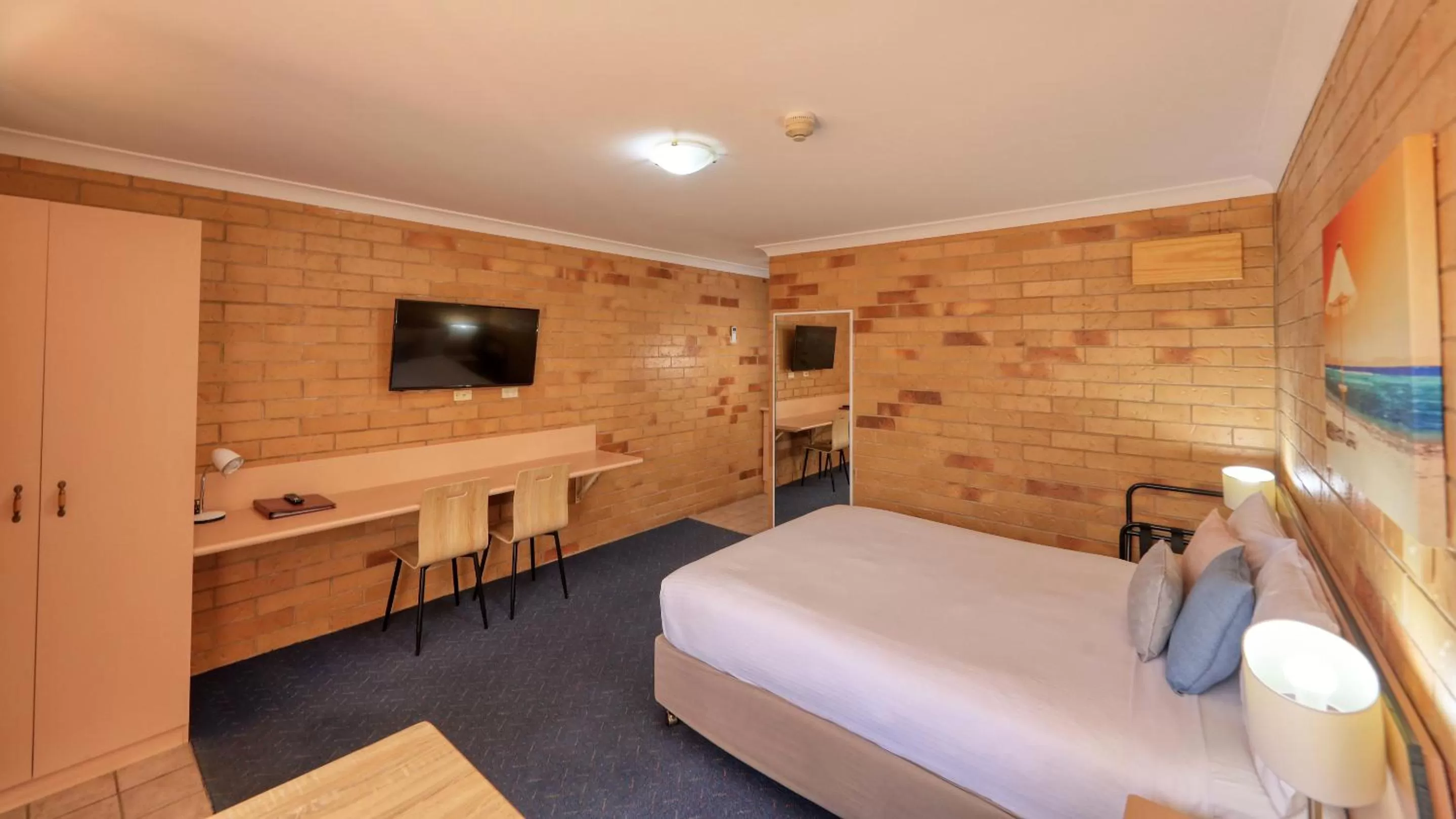 Bed in North Parkes Motel