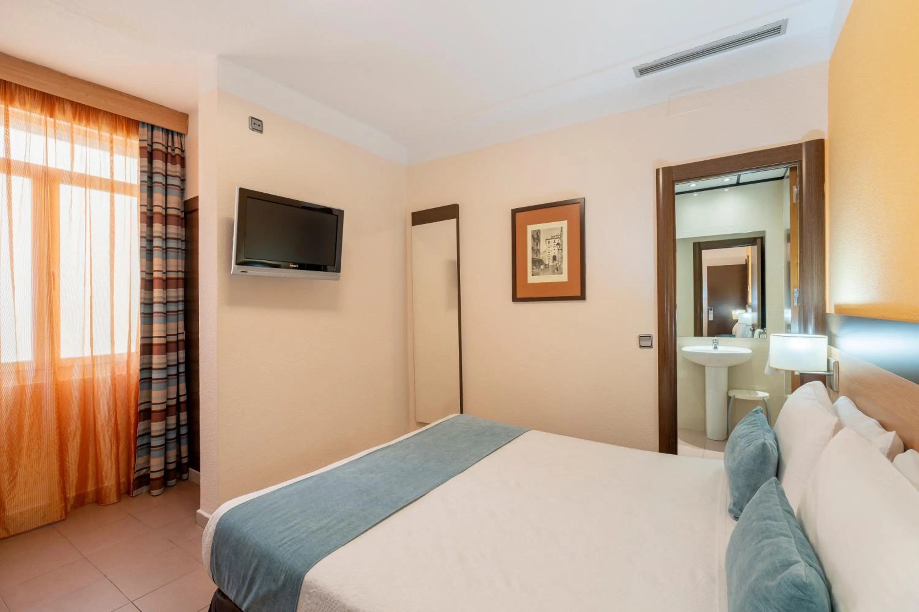 Bedroom, Bed in Hostal Ballesta