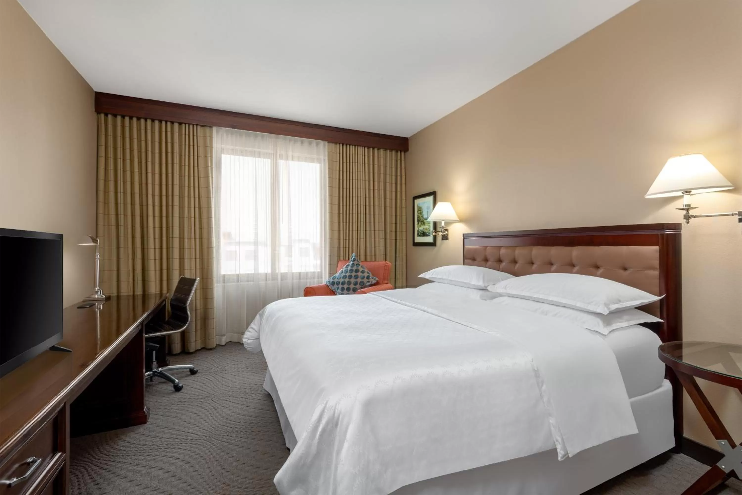 Traditional King Room with Roll-in Shower - Mobility and Hearing Accessible in Sheraton Hotel Stonebriar