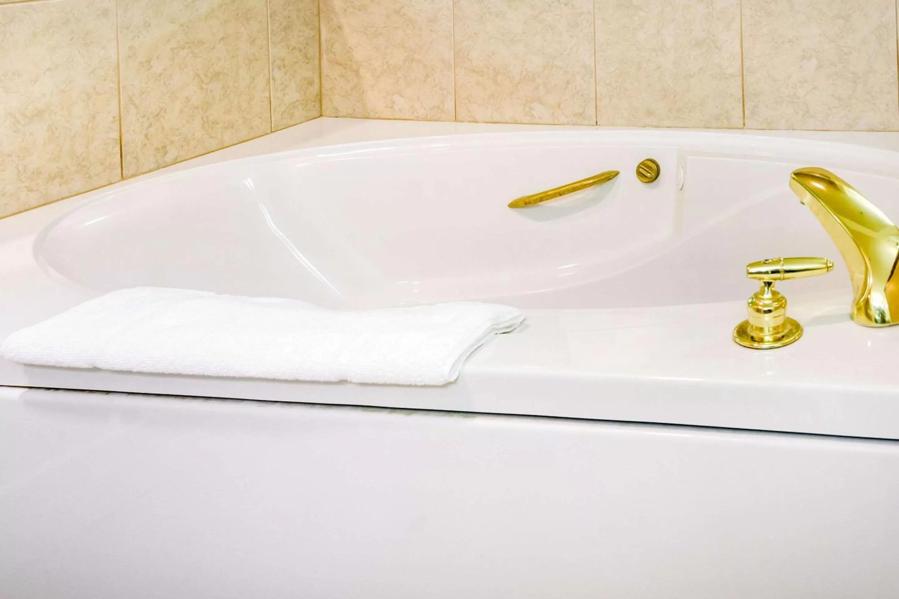 Photo of the whole room in Quality Inn & Suites Carthage near Precious Moments Chapel