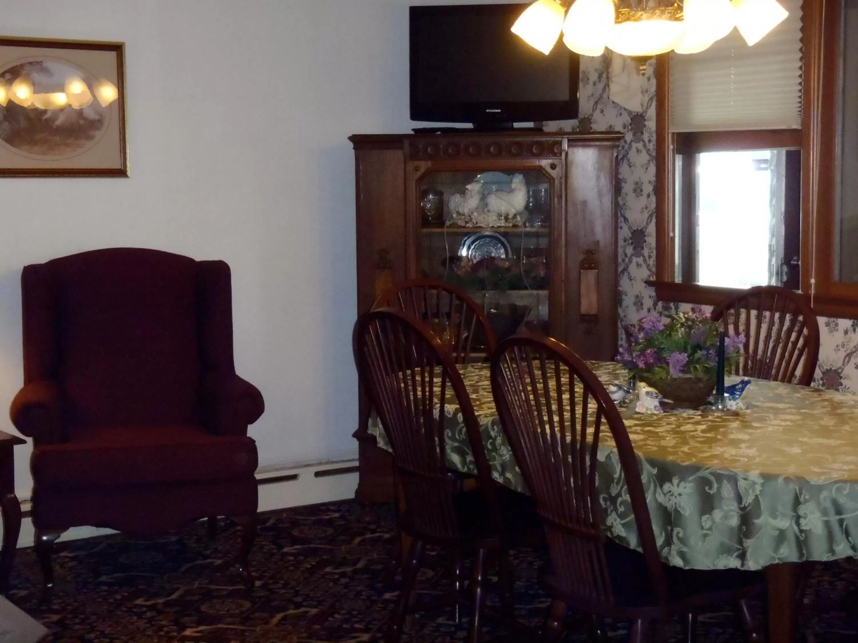Dining area in Glass House Inn Erie Near I-90 & I-79