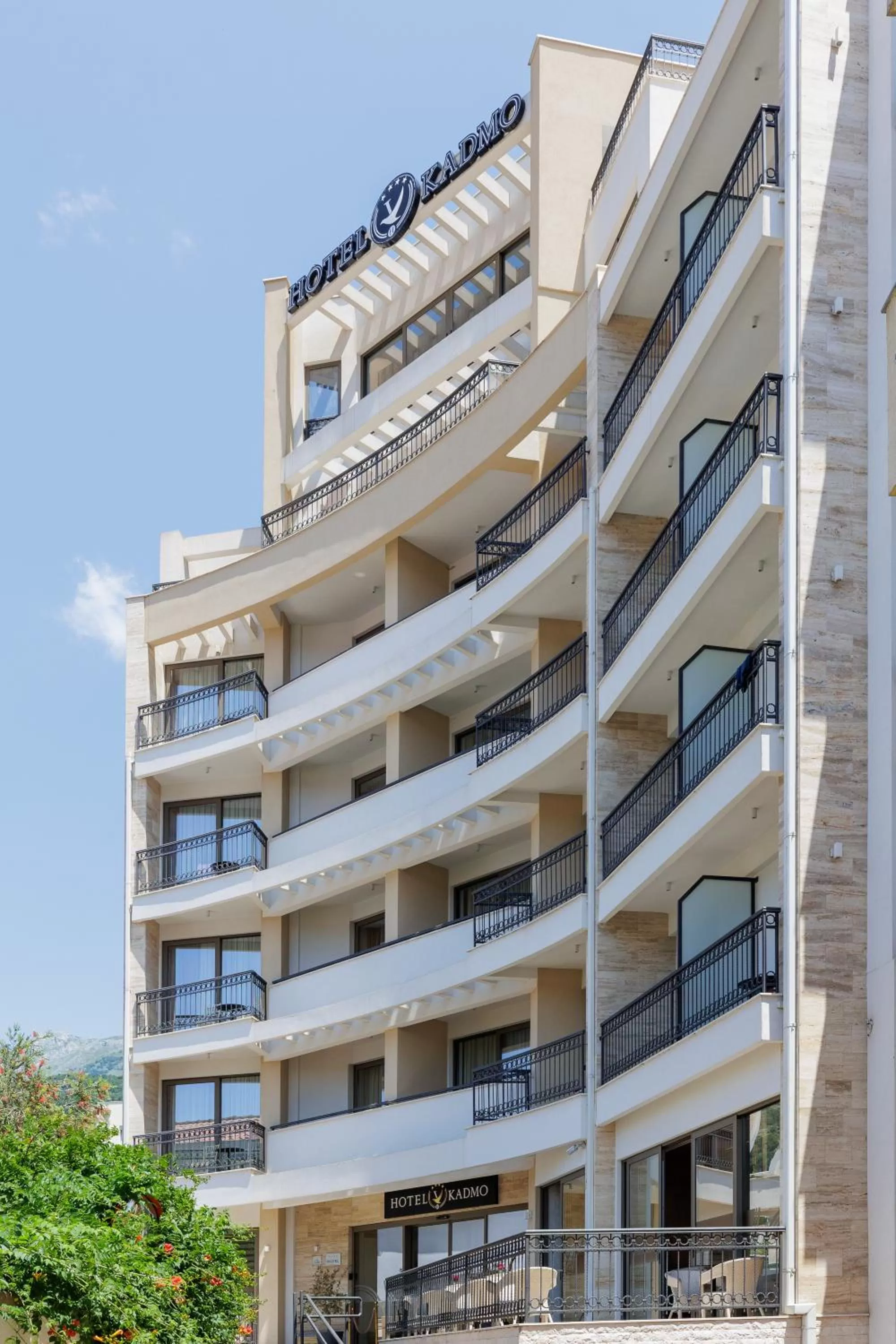 Property building in Hotel Kadmo by Aycon