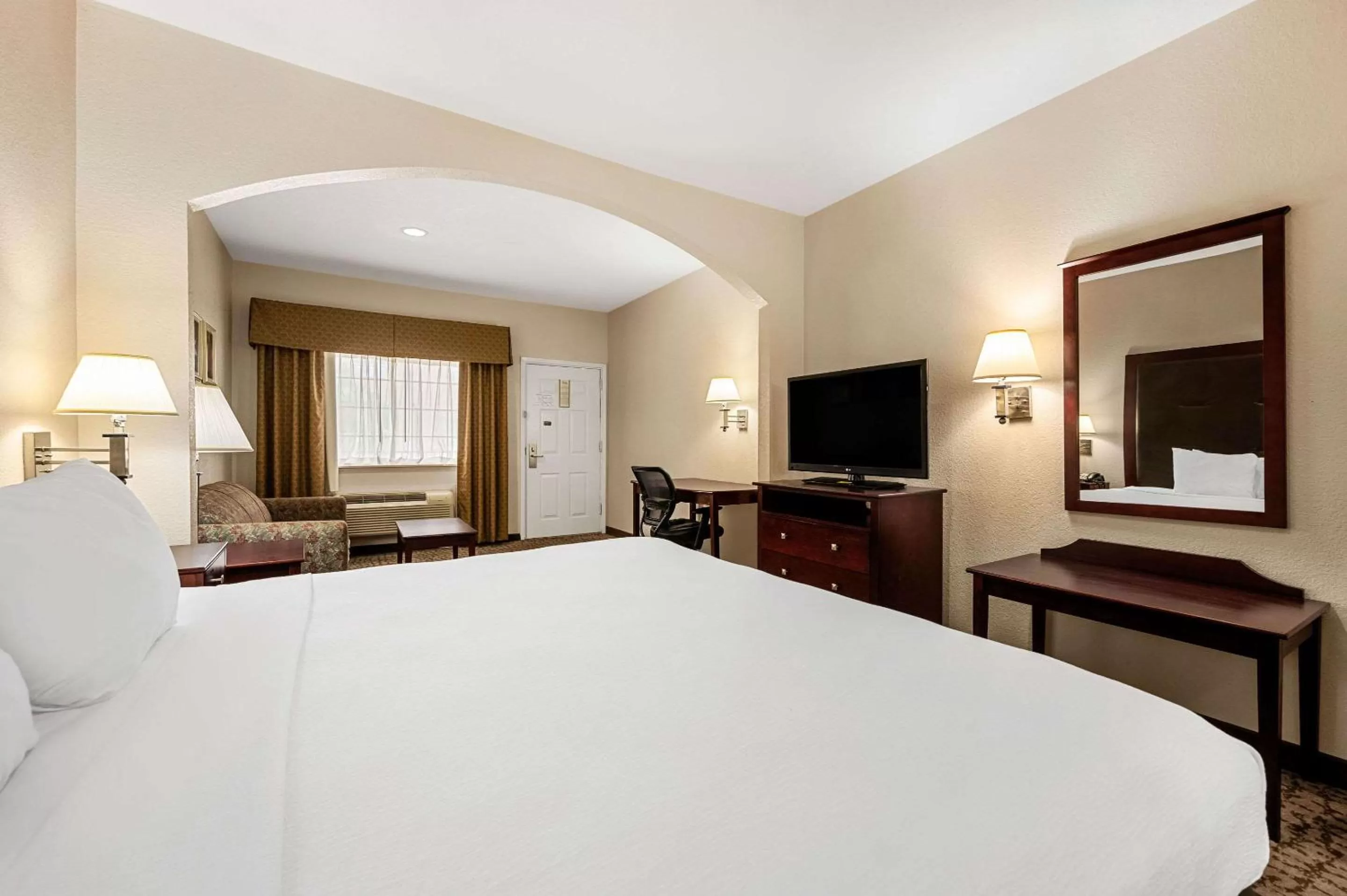 Bedroom, Bed in Quality Inn & Suites Houston Northwest - Cypress