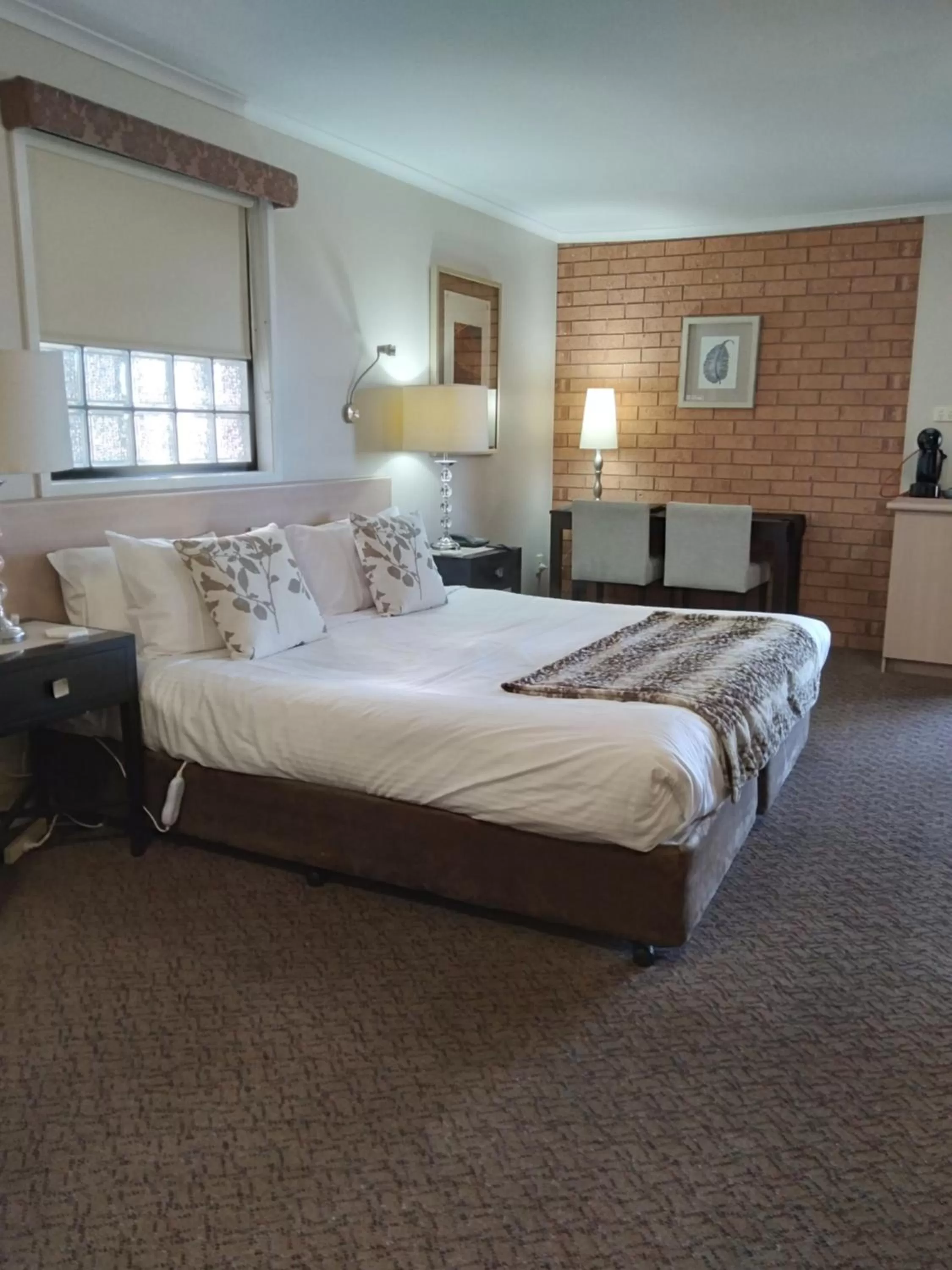 Bed in Bristol Hill Motor Inn