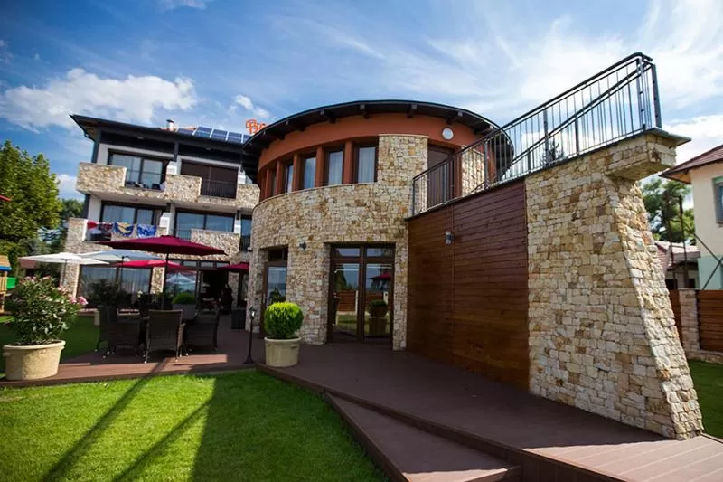 Facade/entrance, Property Building in Pole Position Beach Hotel