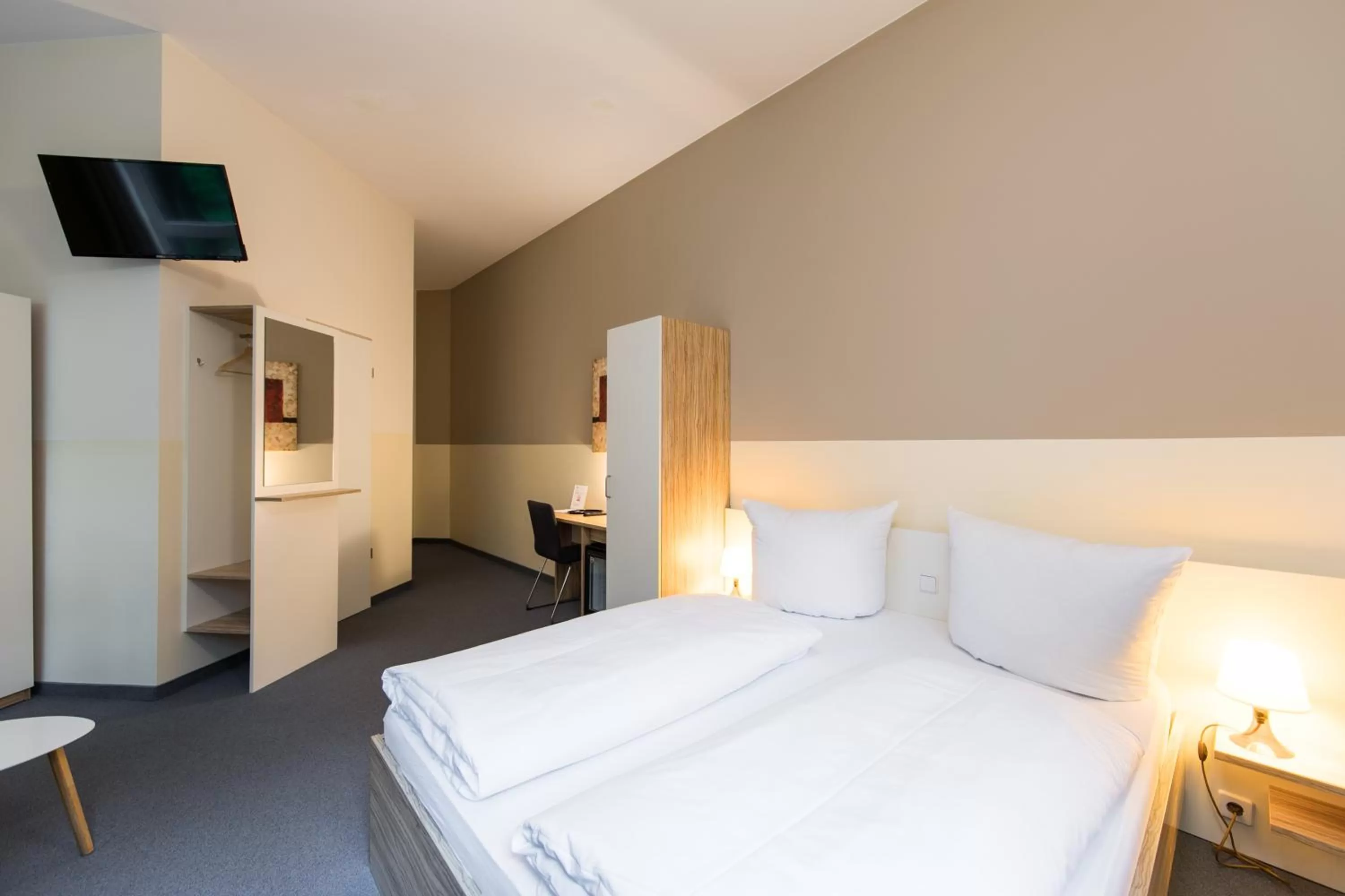 Photo of the whole room, Bed in Nu Wave Hotel Berlin - Digital Check-In