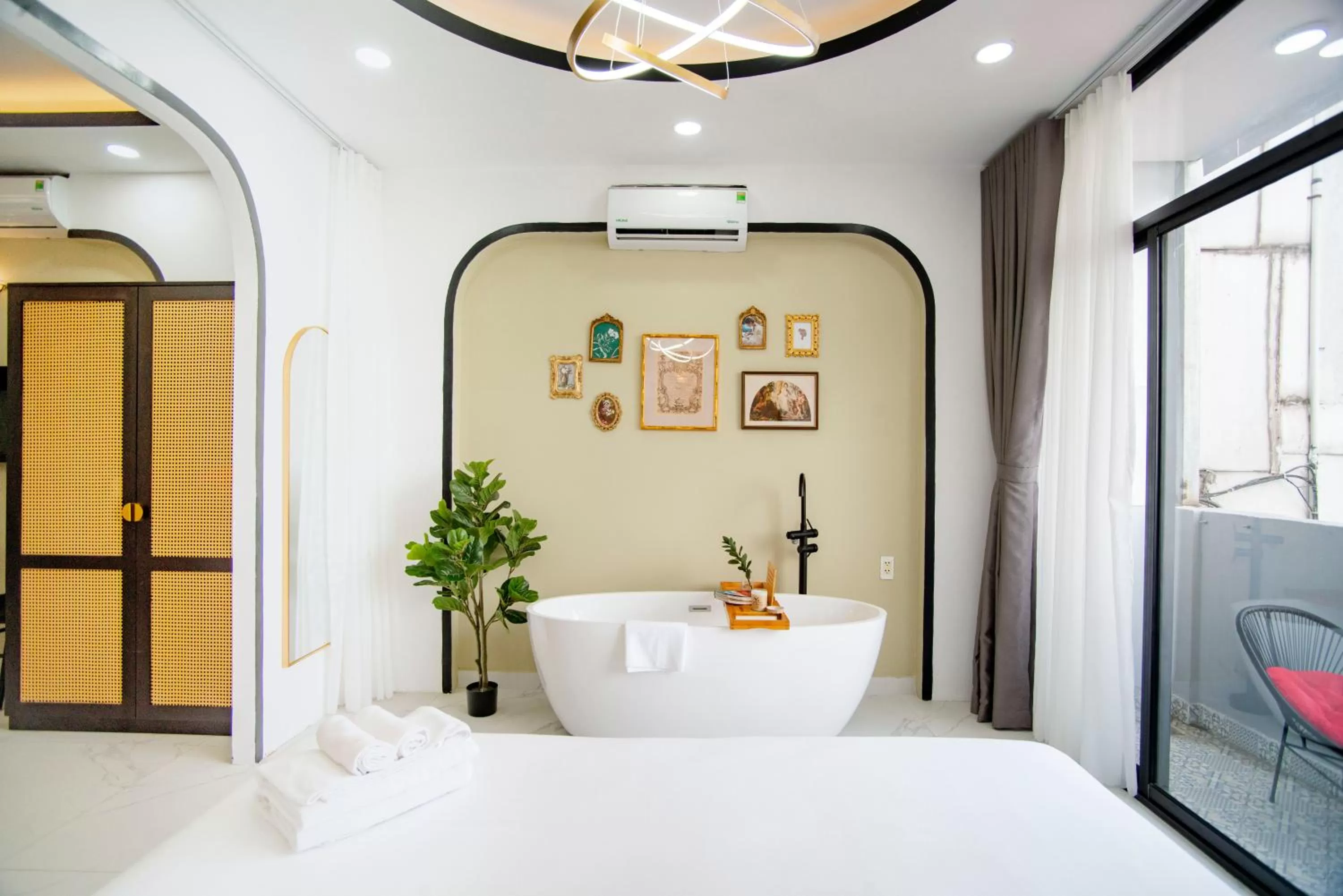 Bath, Bed in SAZI BEN THANH Hotel HCM