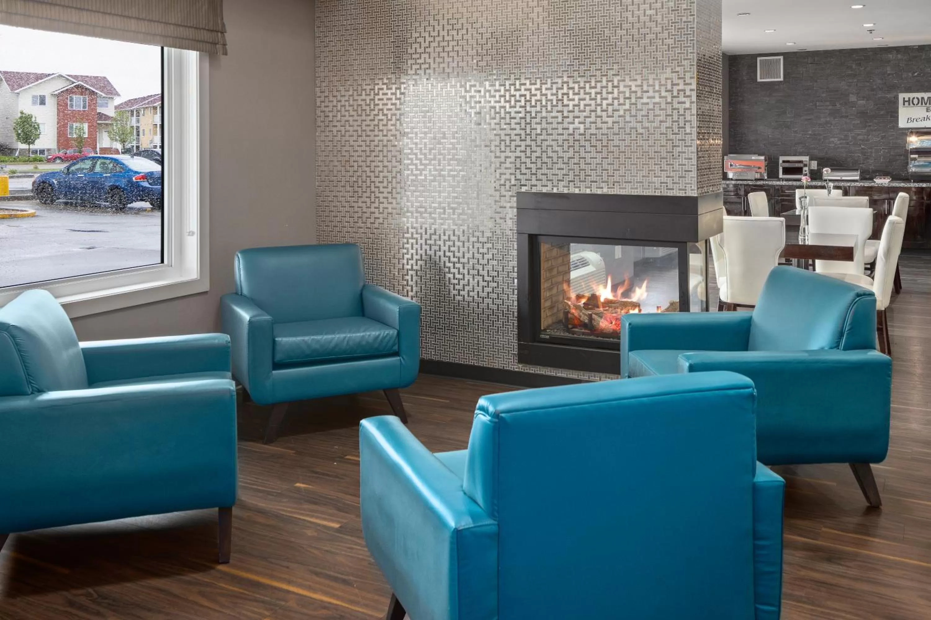 Seating area in Home Inn & Suites Regina Airport