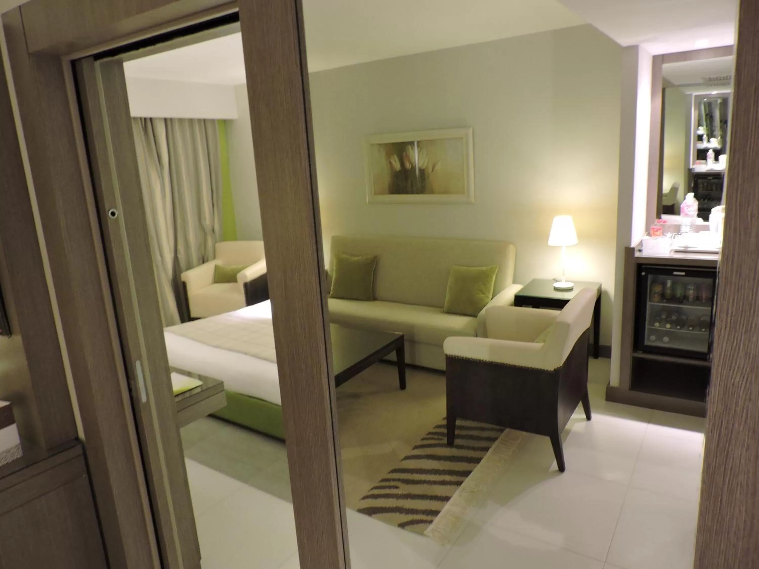 Living room, Bed in Golf Royal Hotel