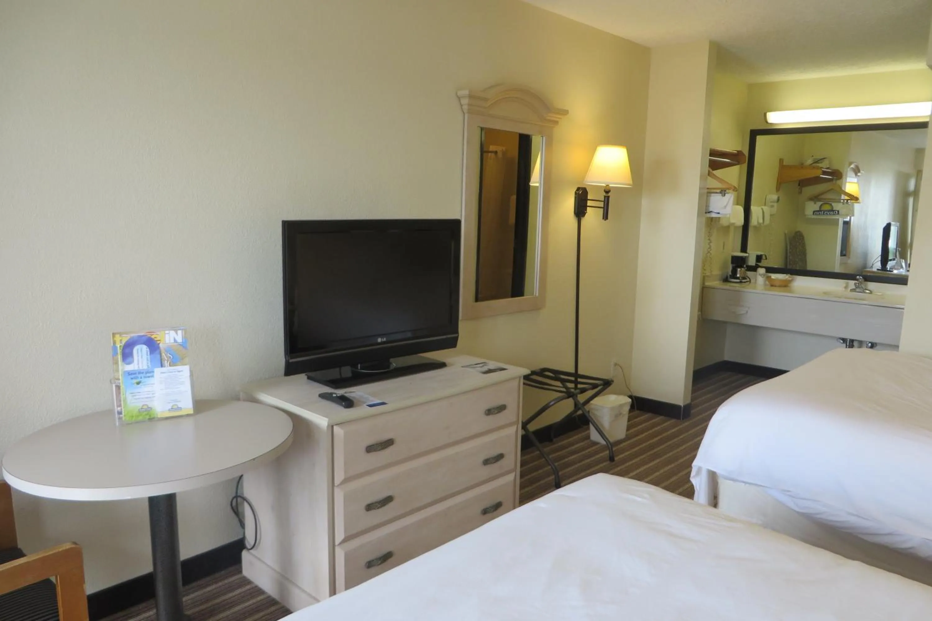 TV and multimedia, Bed in Days Inn by Wyndham Plainfield