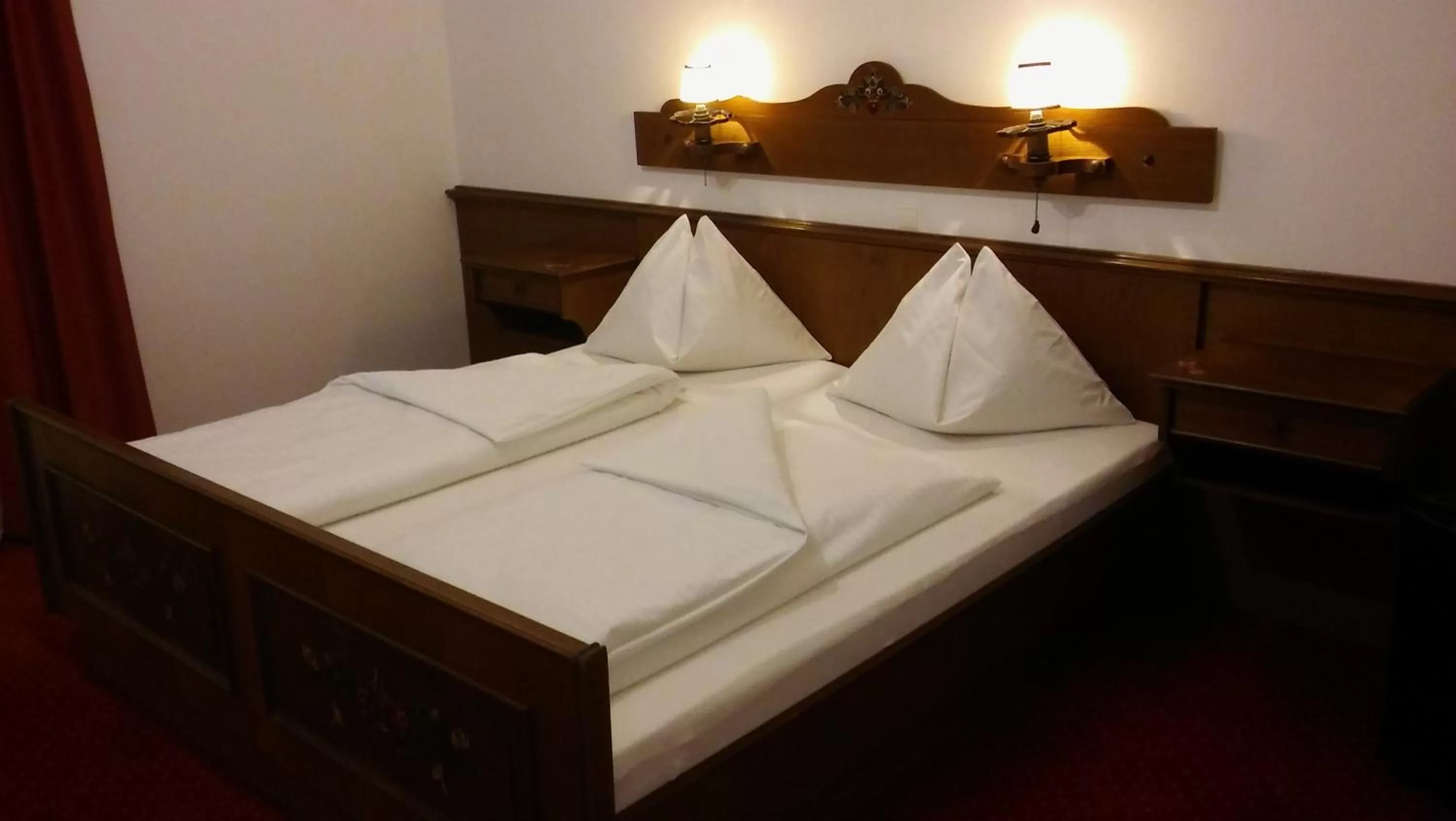 Bedroom, Bed in Hotel Restaurant Schwartz