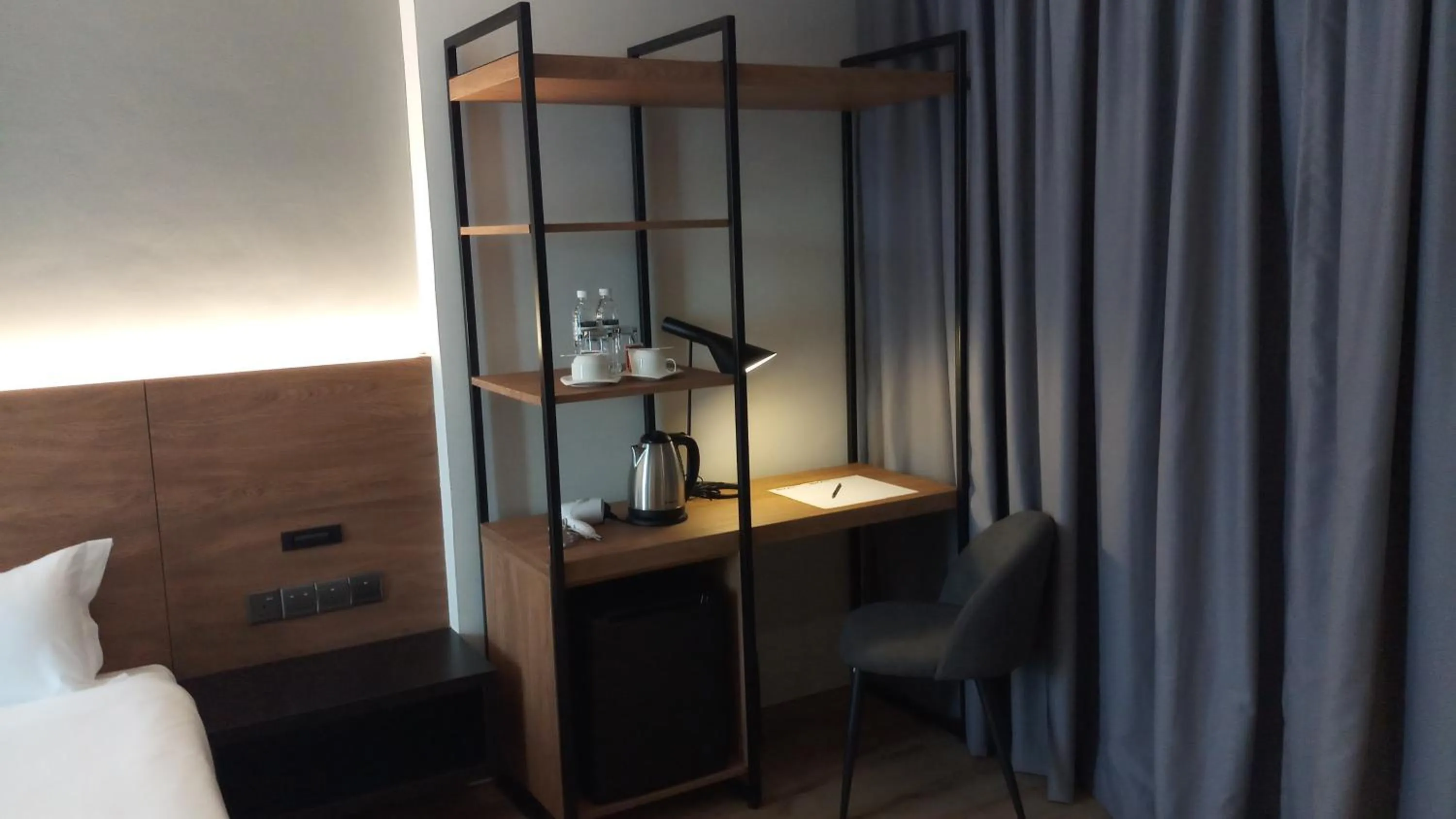 Coffee/tea facilities in Roxy Hotel Padungan