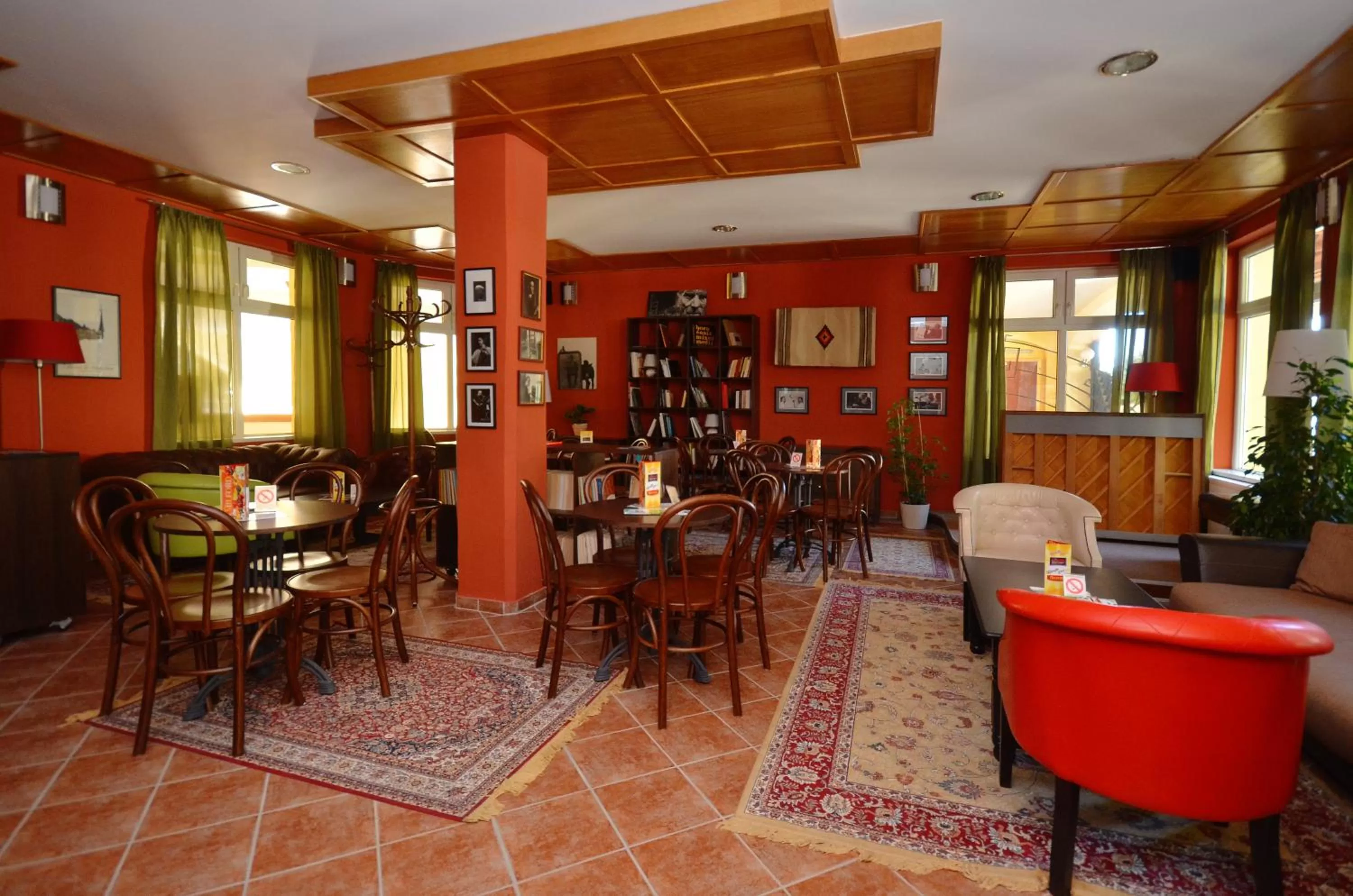 Lounge or bar, Restaurant/Places to Eat in Art Garni Hotel