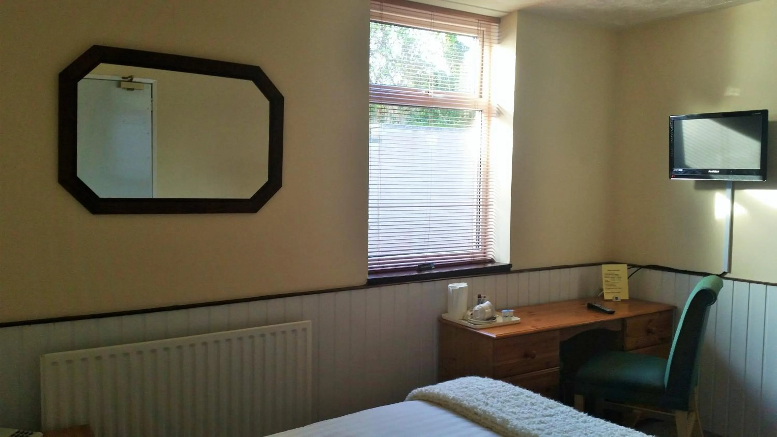 Bedroom, Bed in Halfway House Hotel