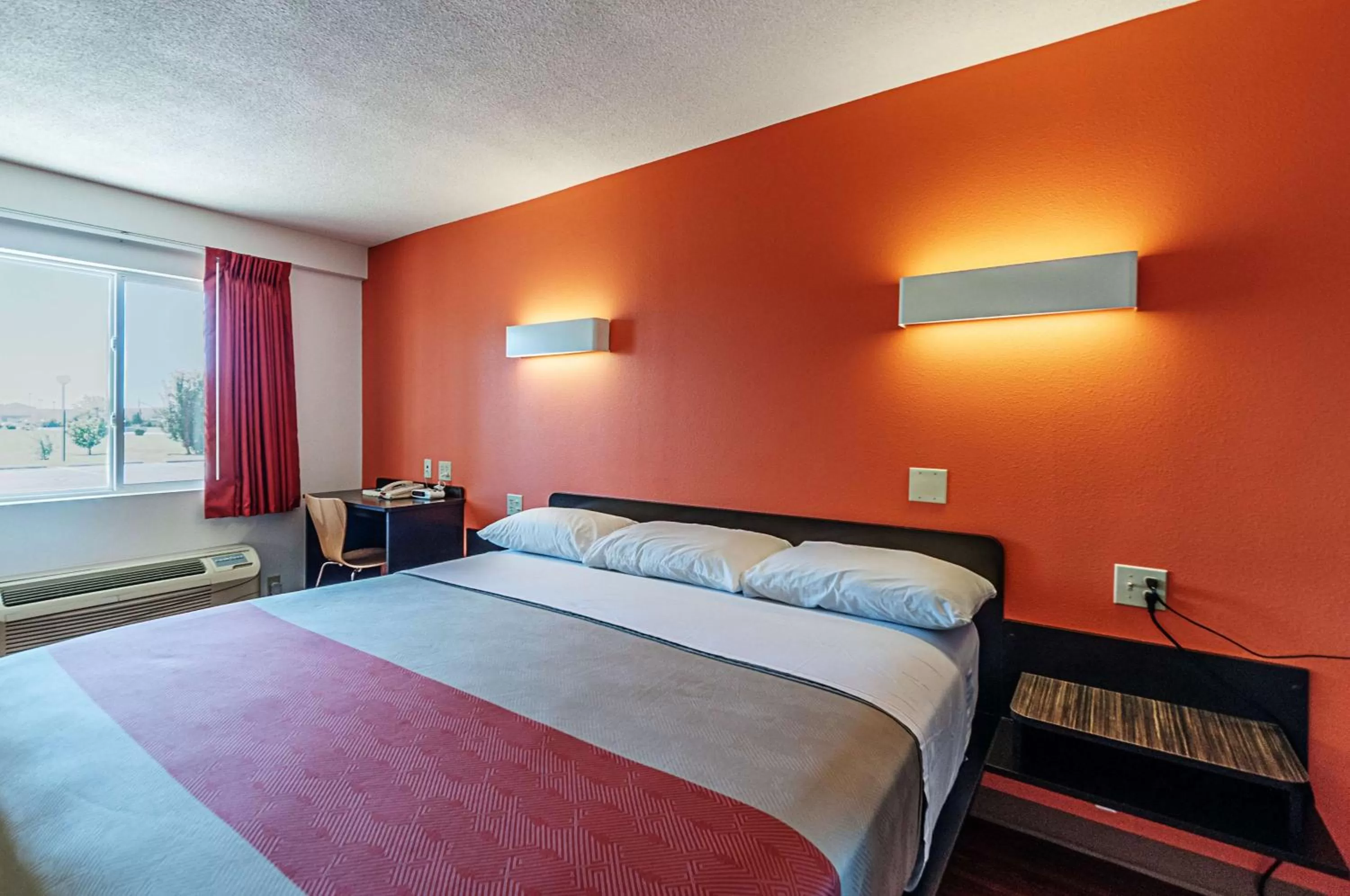 Photo of the whole room, Bed in Motel 6-Martinsburg, WV