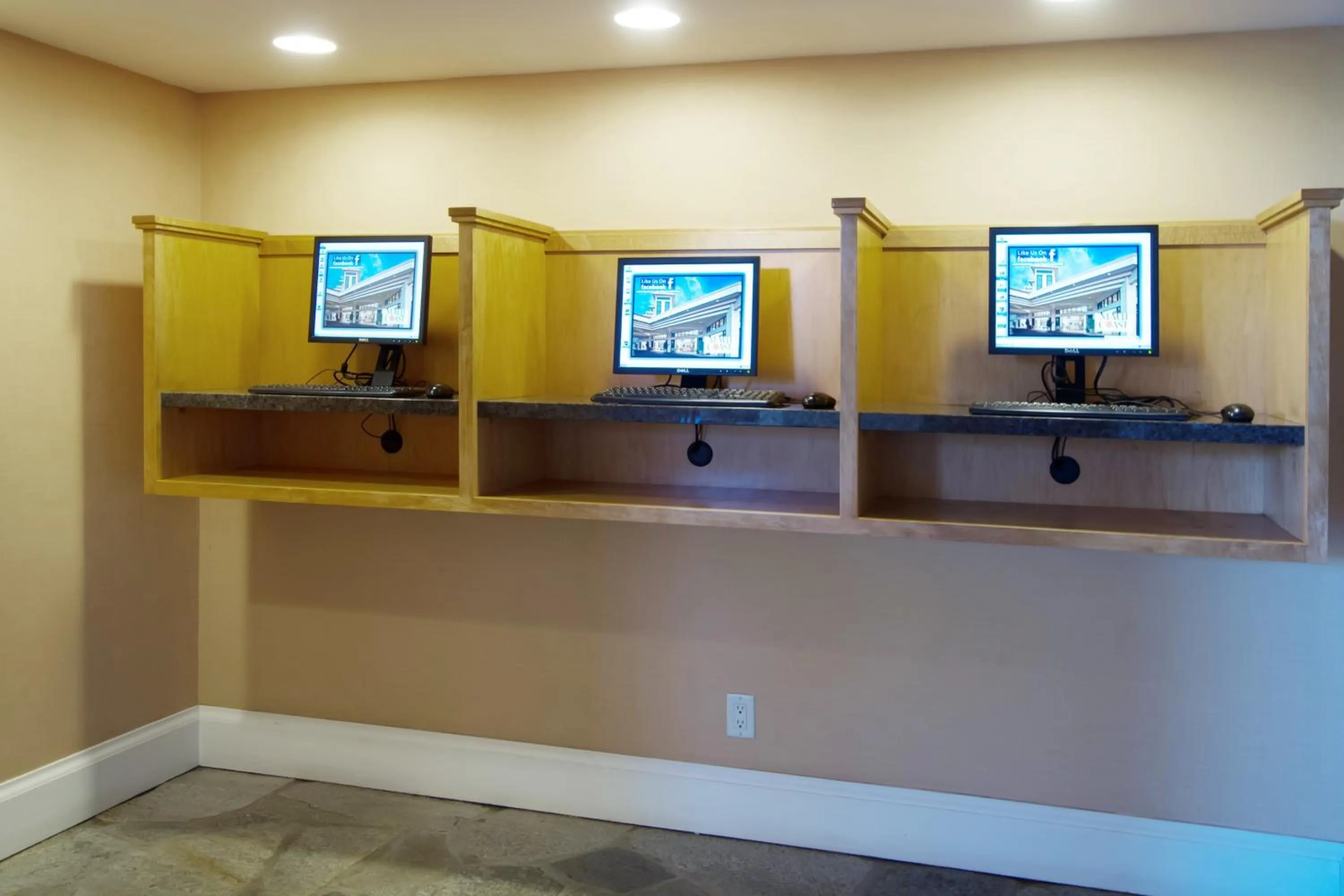 Business facilities in Maui Coast Hotel
