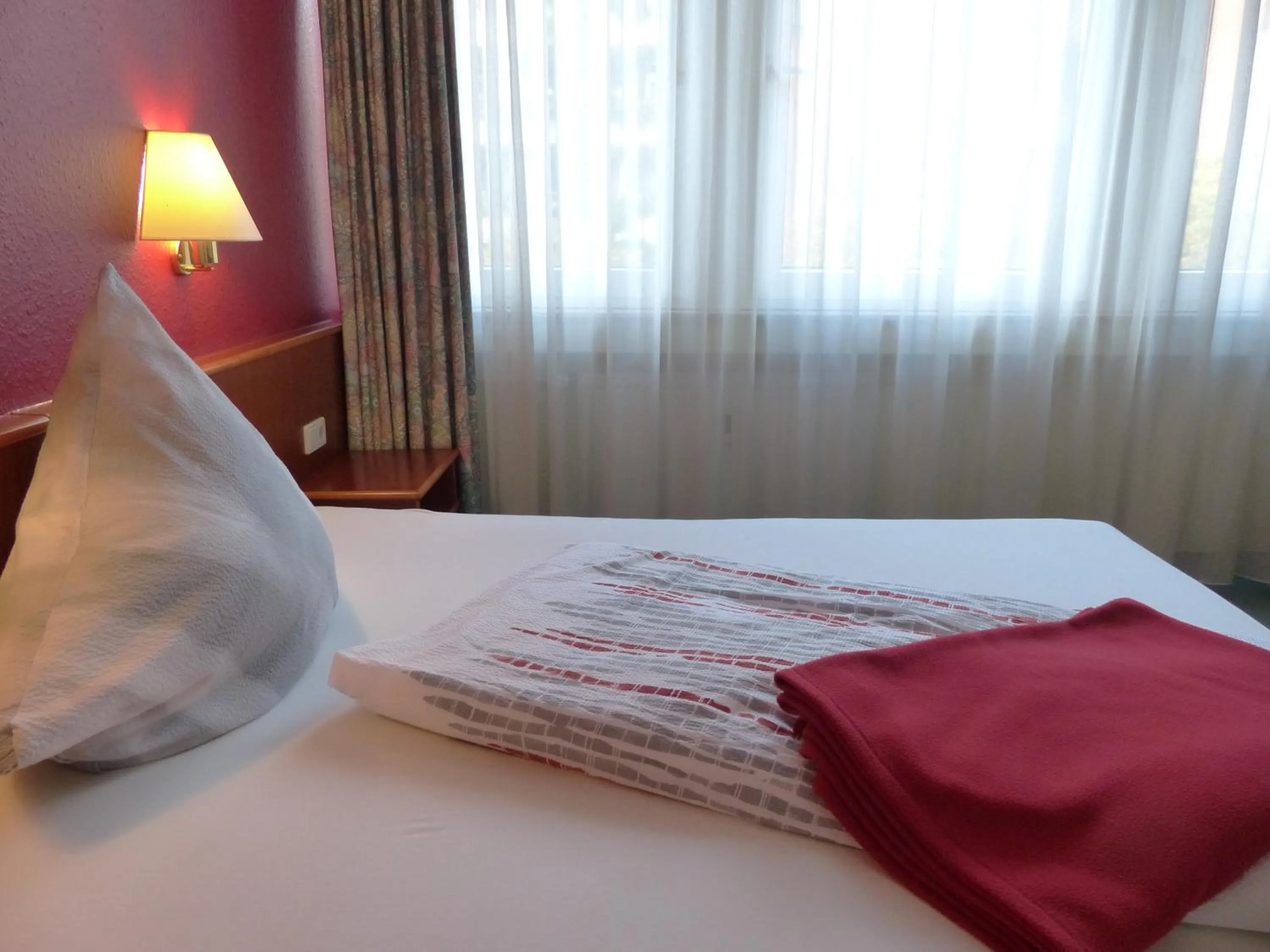 Bed in Hotel Am Düsseldorfer Platz