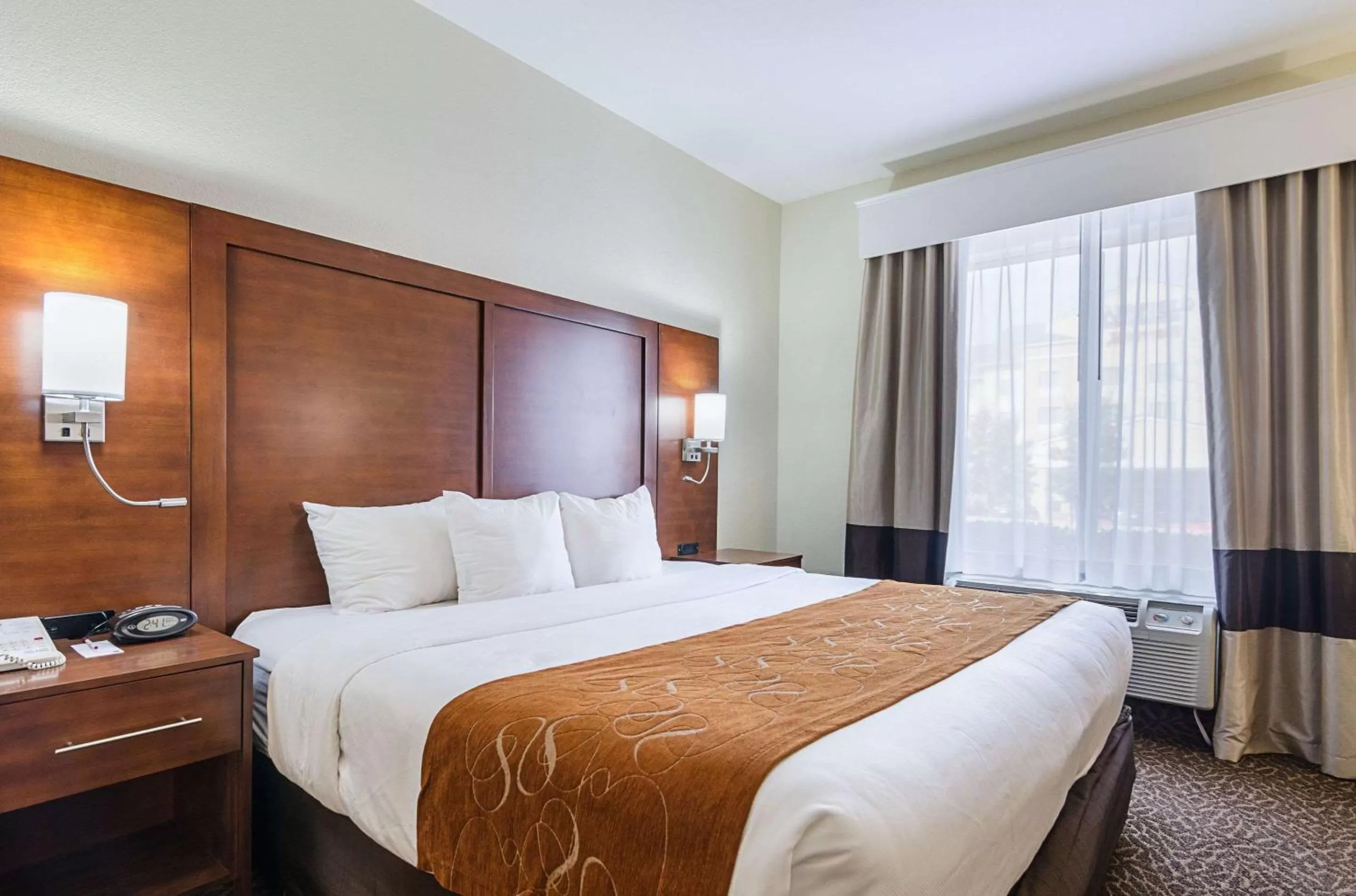 Photo of the whole room, Bed in Quality Suites Springdale West I-49