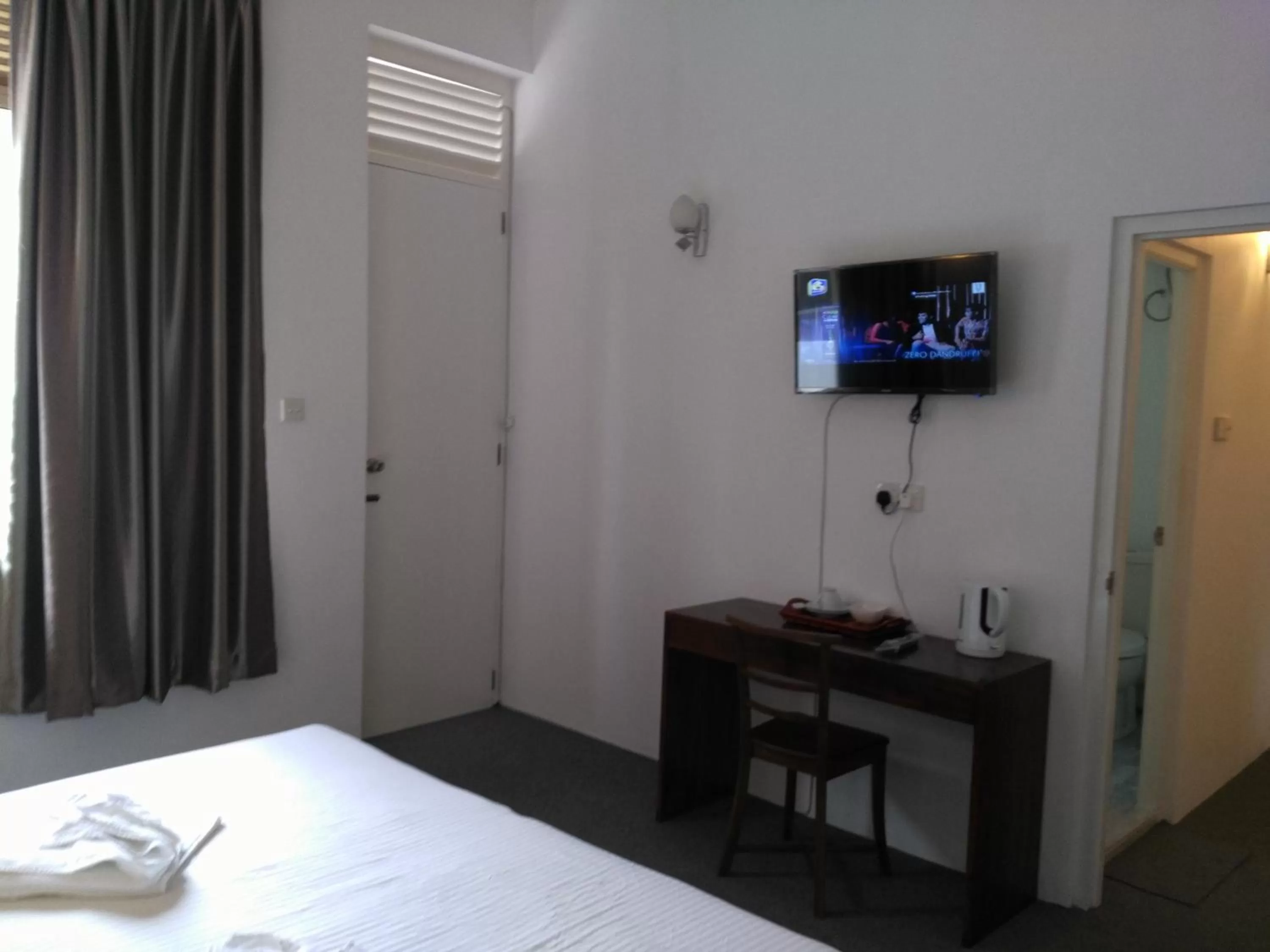 Bedroom, TV/Entertainment Center in West Inn Colombo