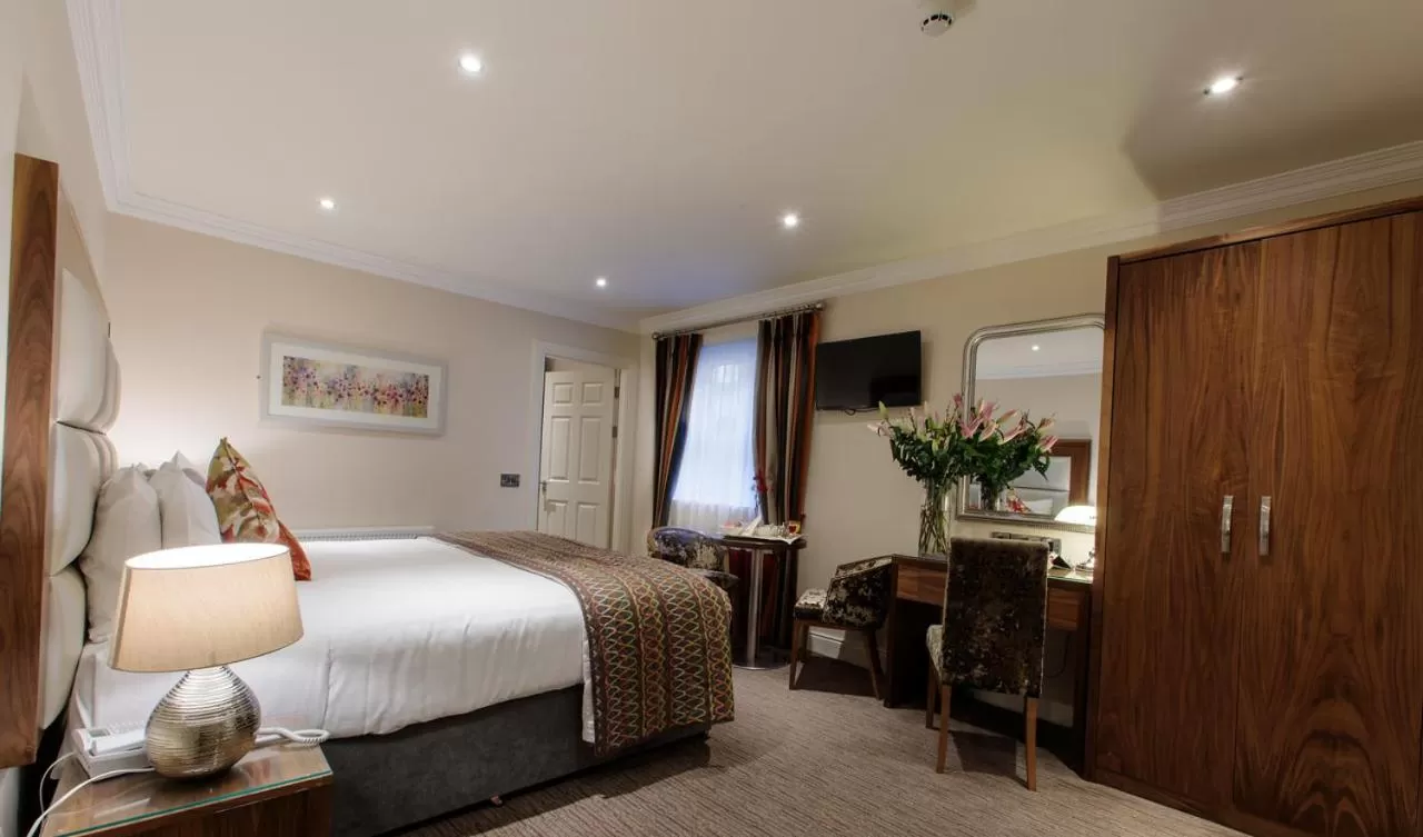 Photo of the whole room, Bed in Grand Hotel Tralee